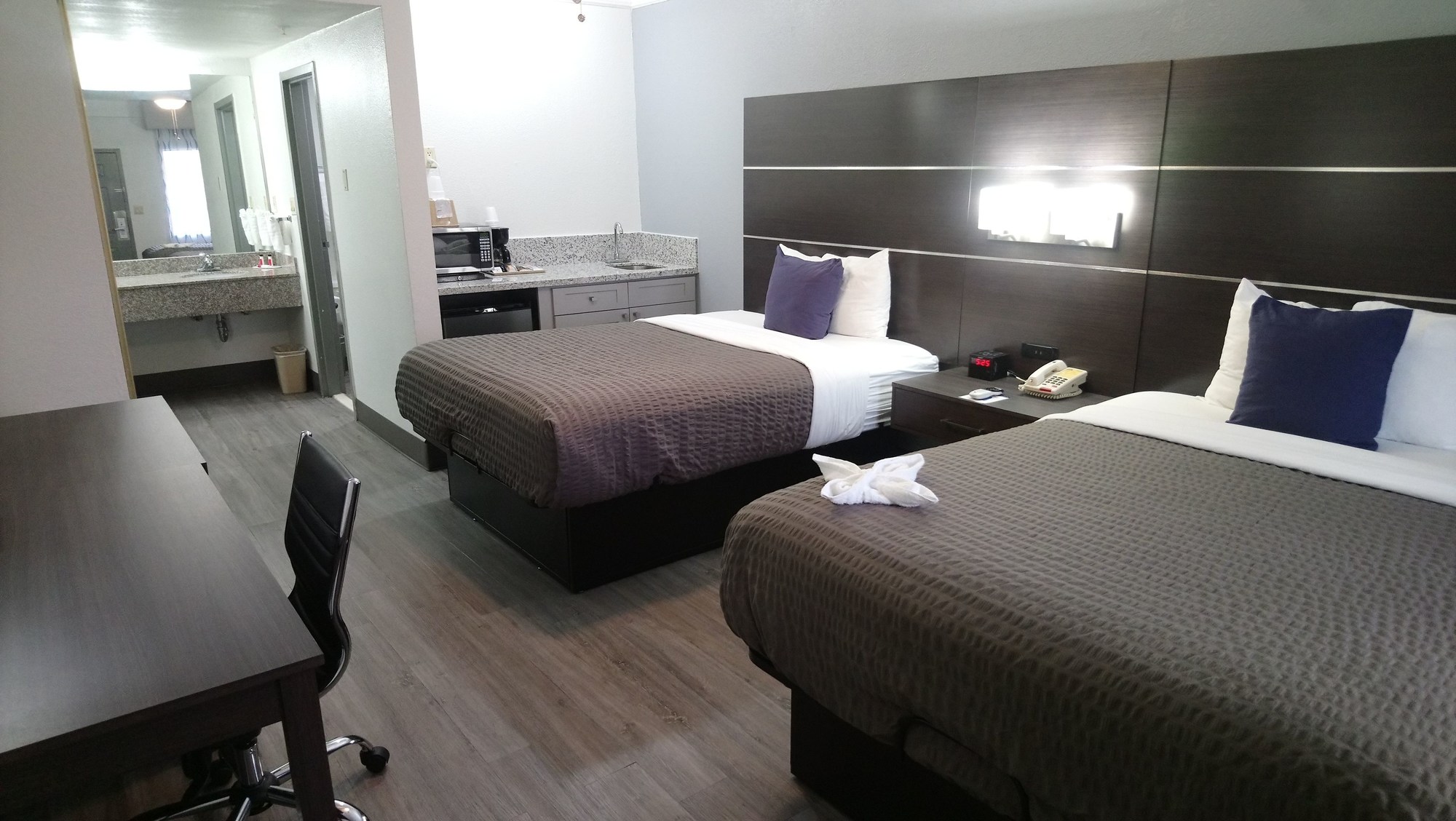 Days Inn & Suites by Wyndham NASA Space Center Houston