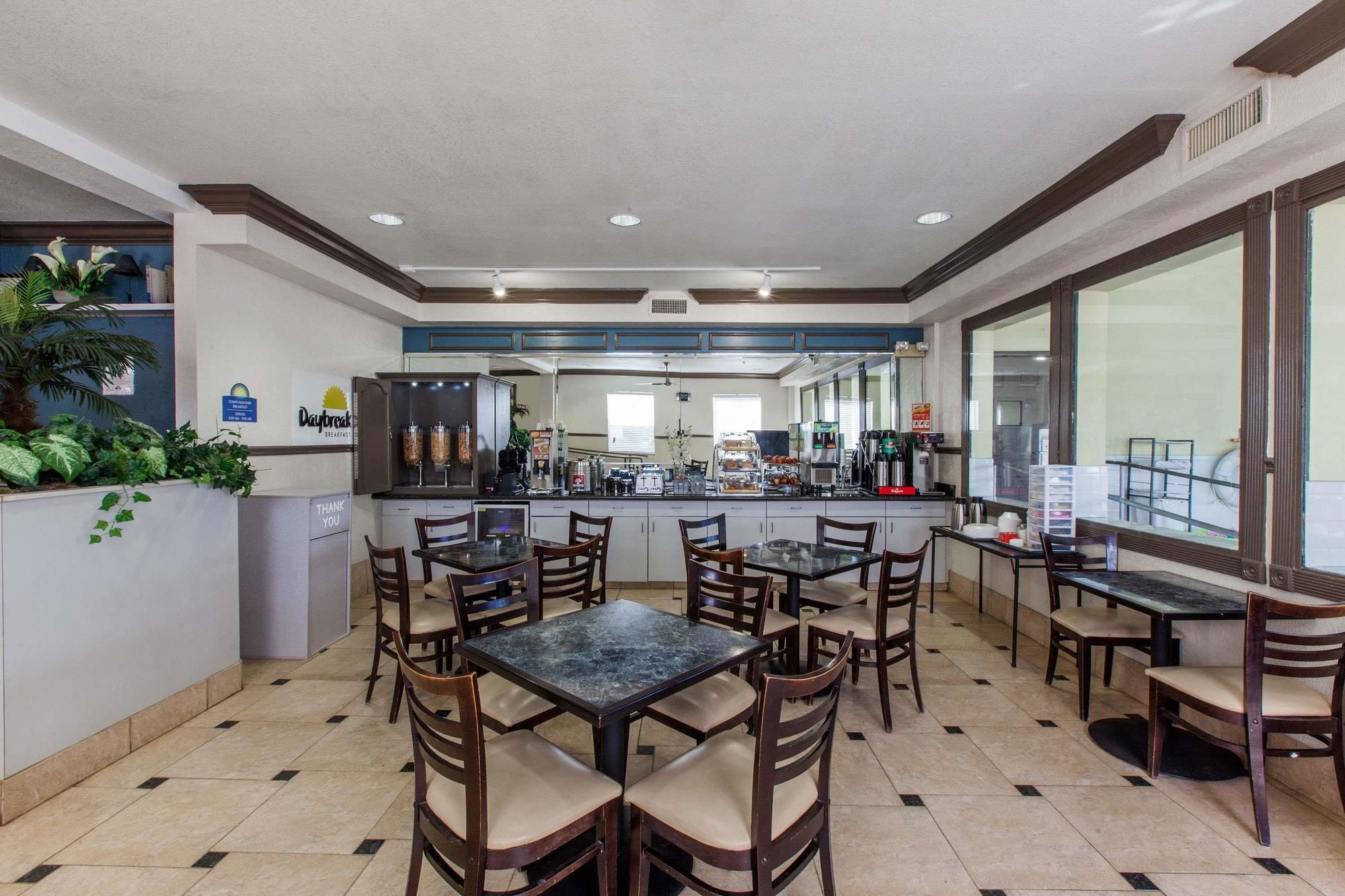 Days Inn & Suites by Wyndham NASA Space Center Houston