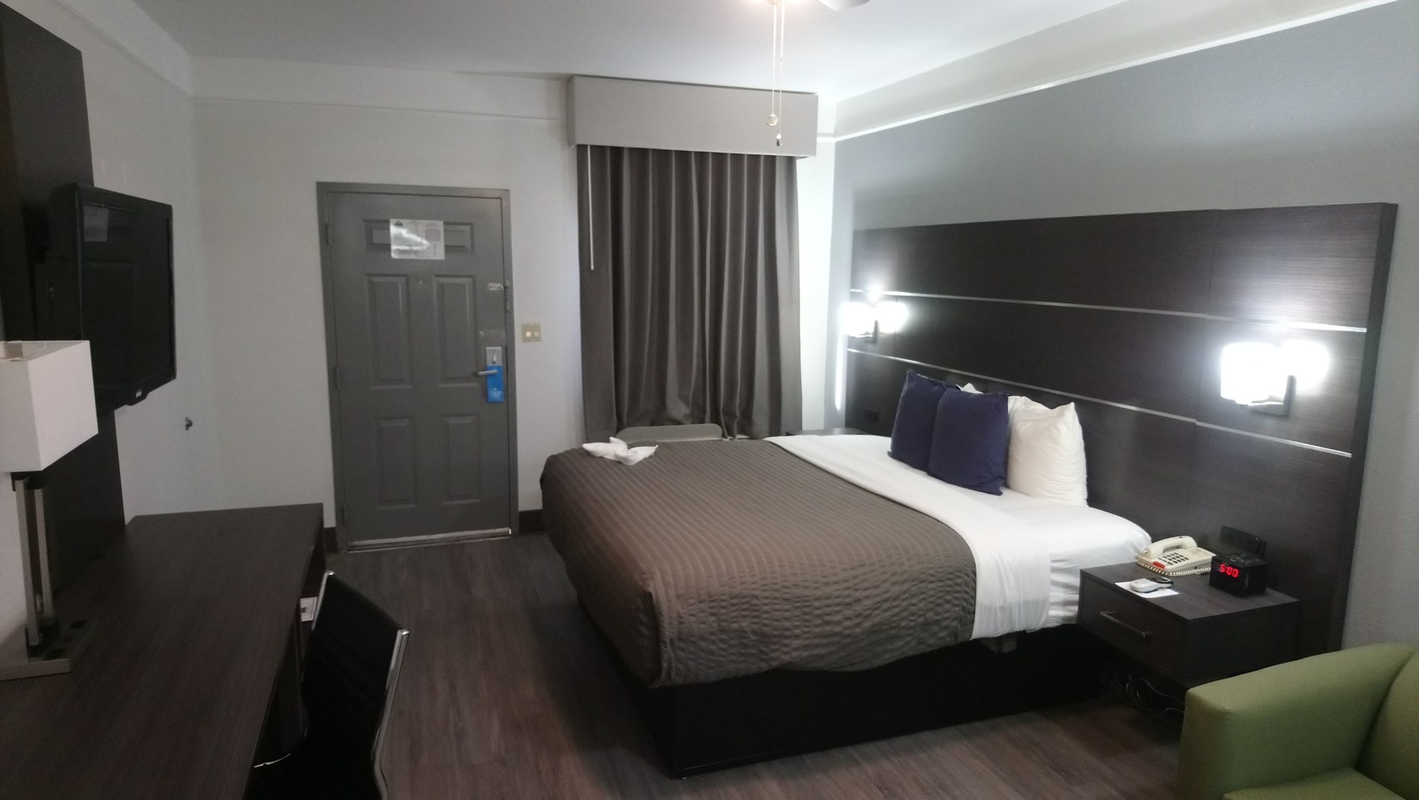 Days Inn & Suites by Wyndham NASA Space Center Houston