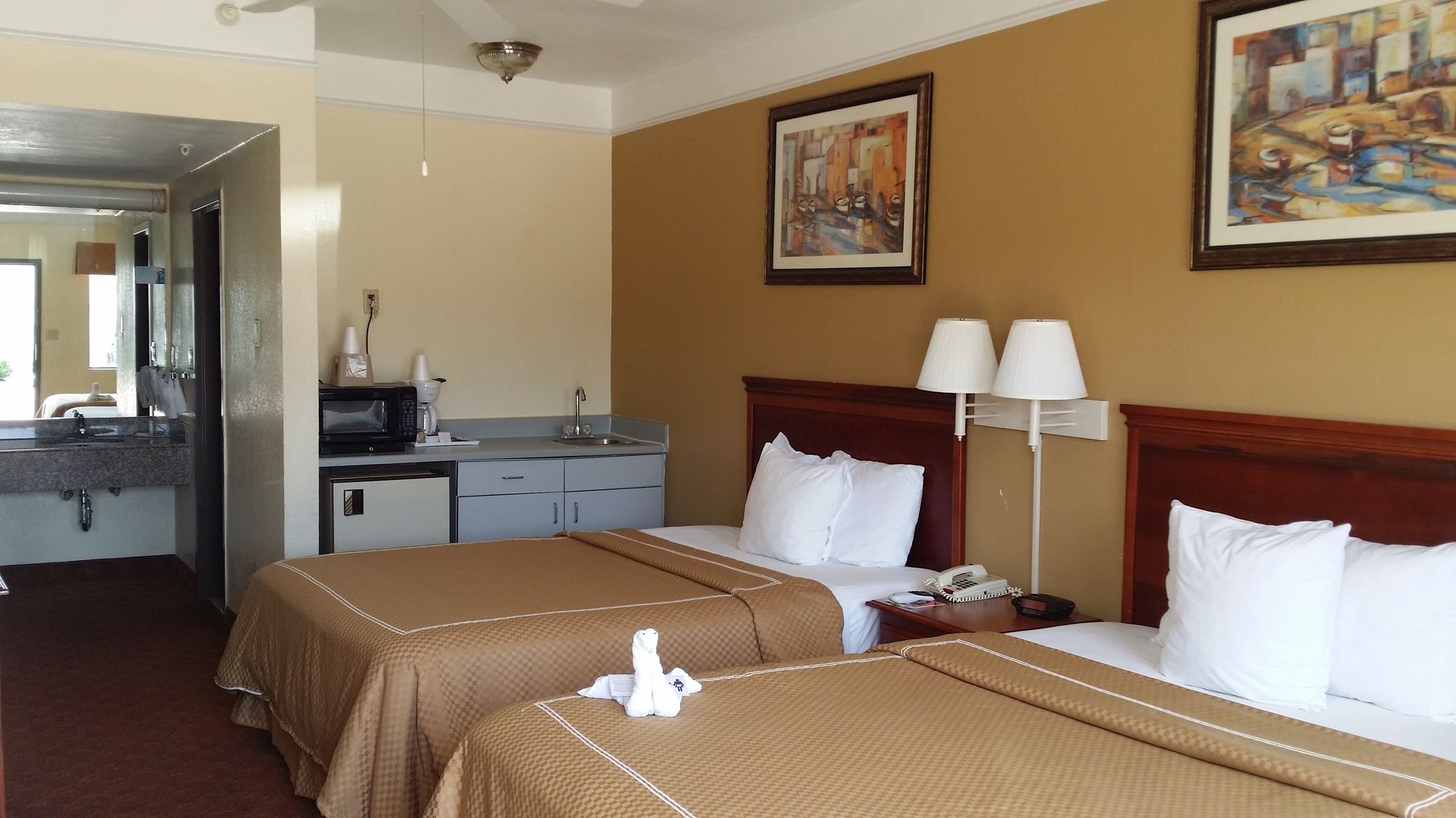 Days Inn & Suites by Wyndham NASA Space Center Houston