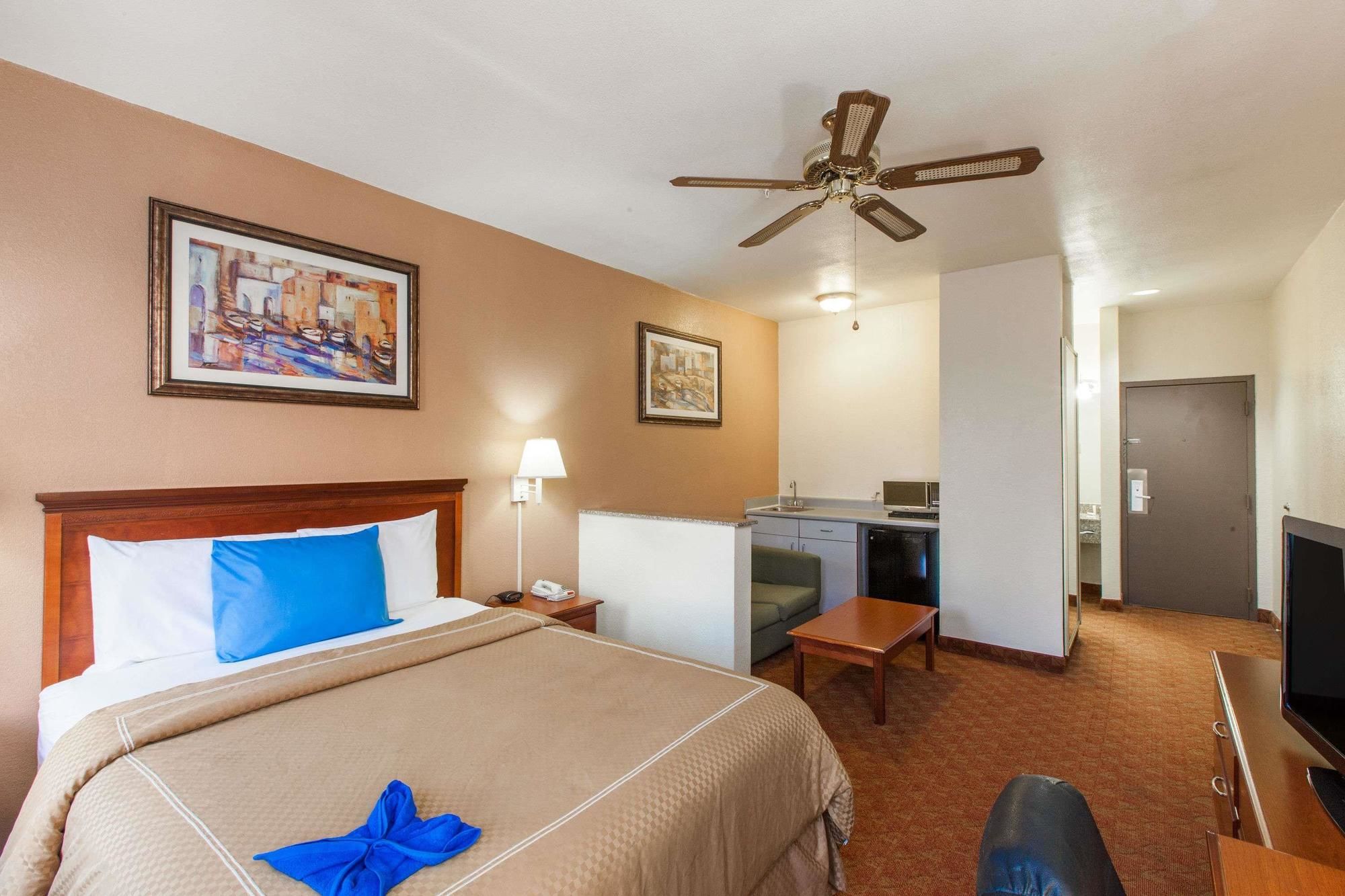 Days Inn & Suites by Wyndham NASA Space Center Houston