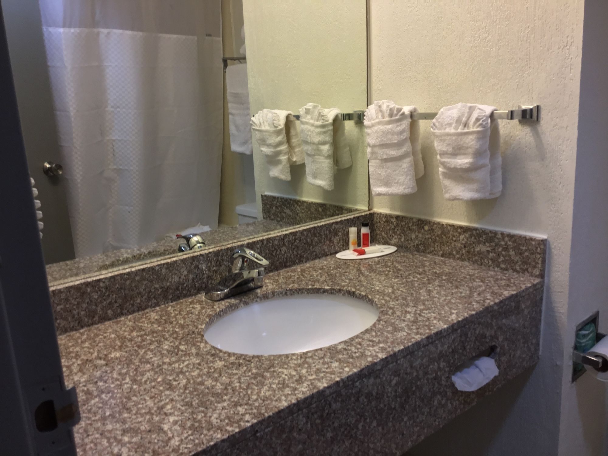 Days Inn & Suites by Wyndham NASA Space Center Houston