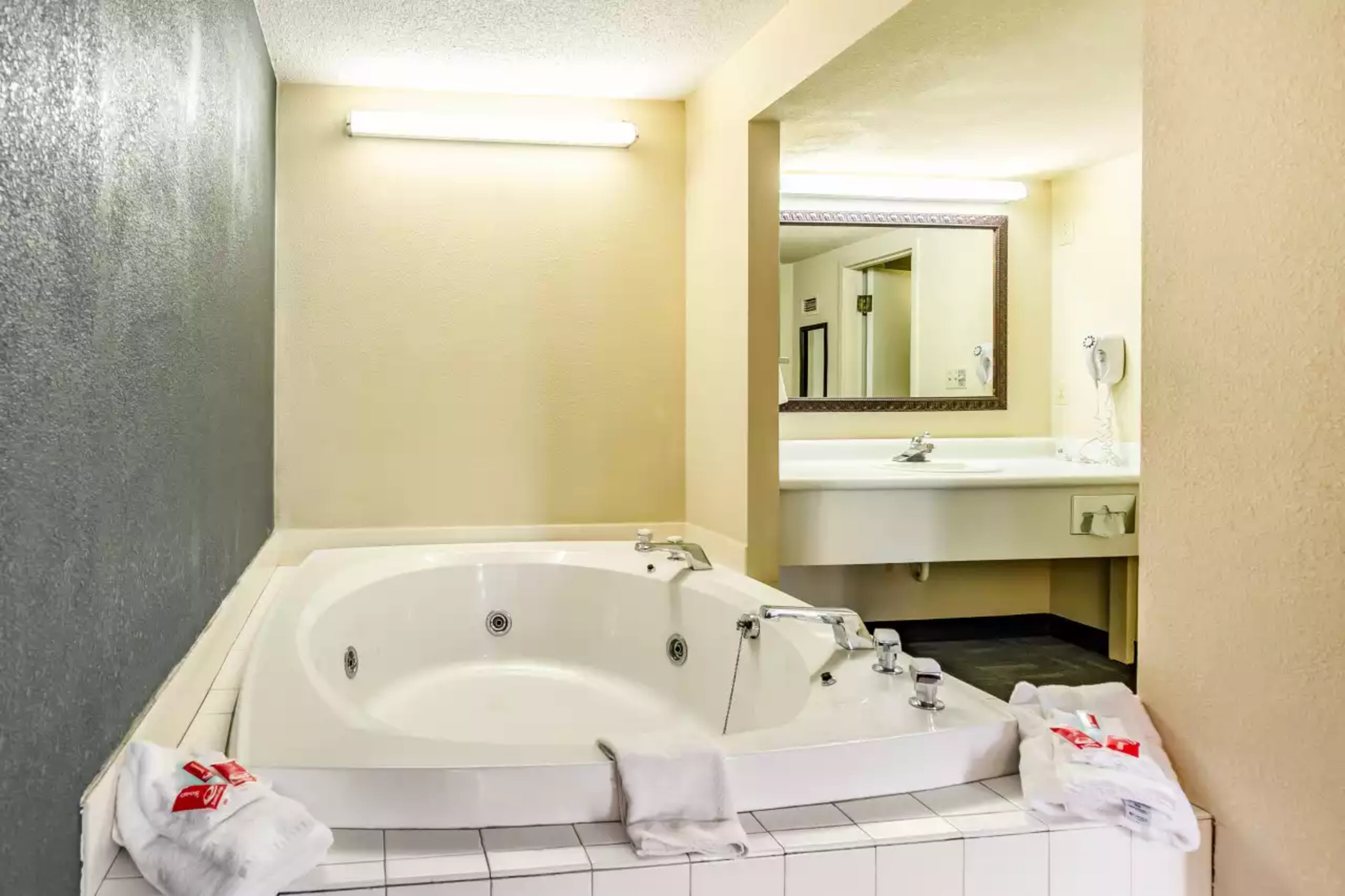 Econo Lodge Inn & Suites Radford-Blacksburg Area