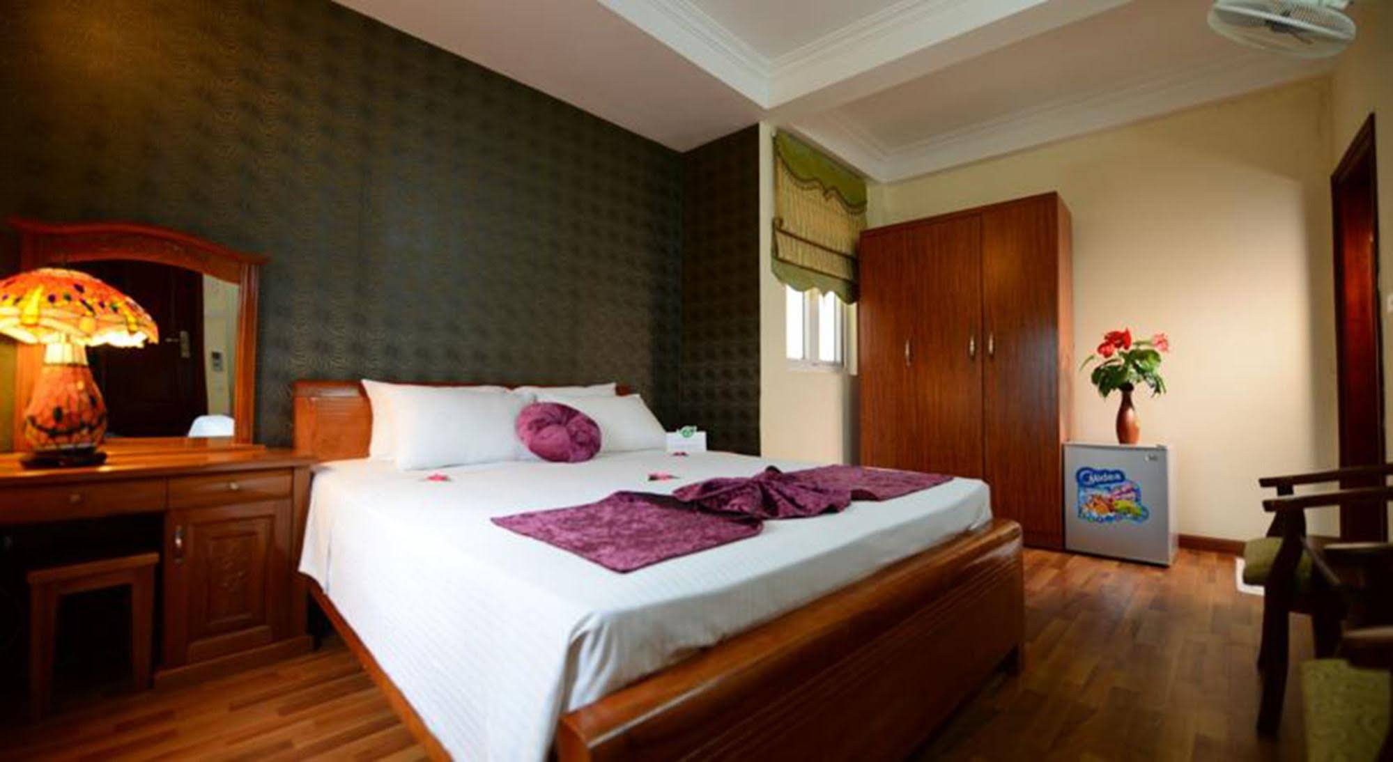 Holiday Lakeview Hotel