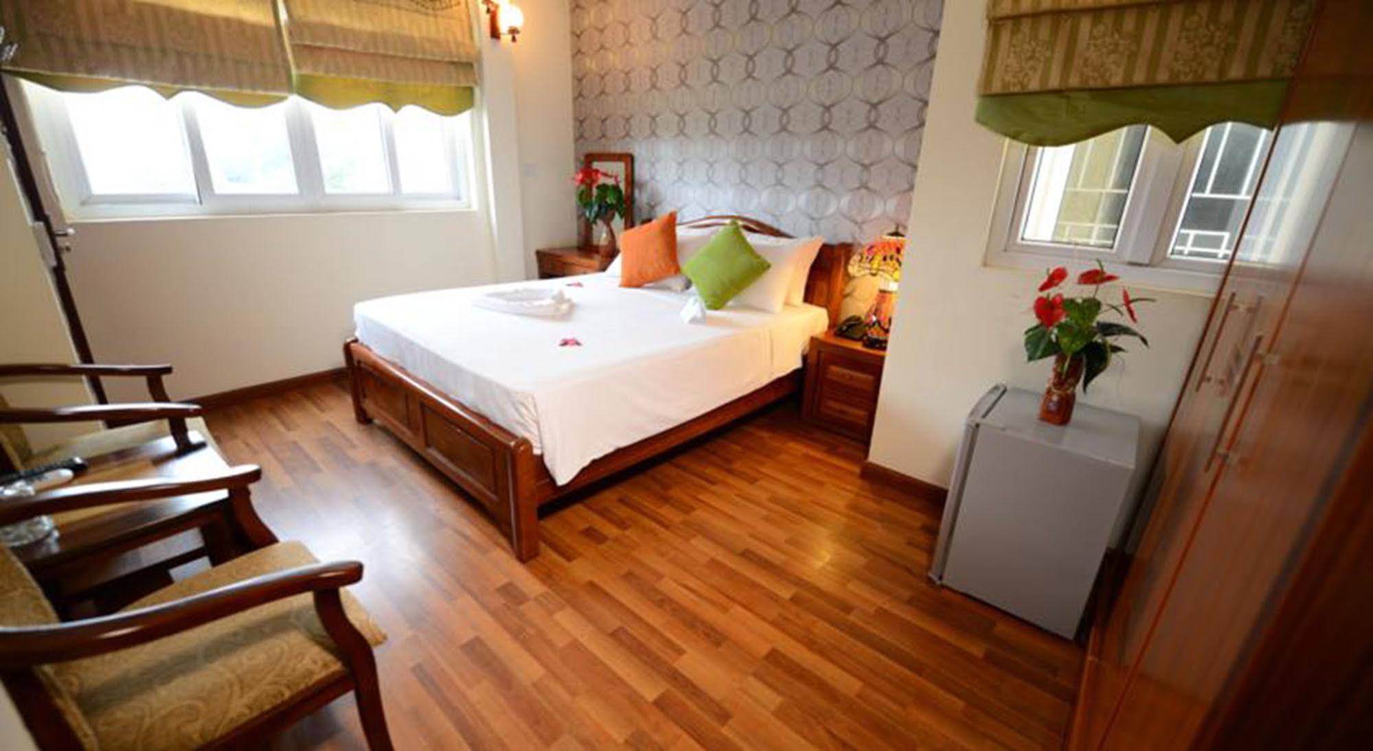Holiday Lakeview Hotel