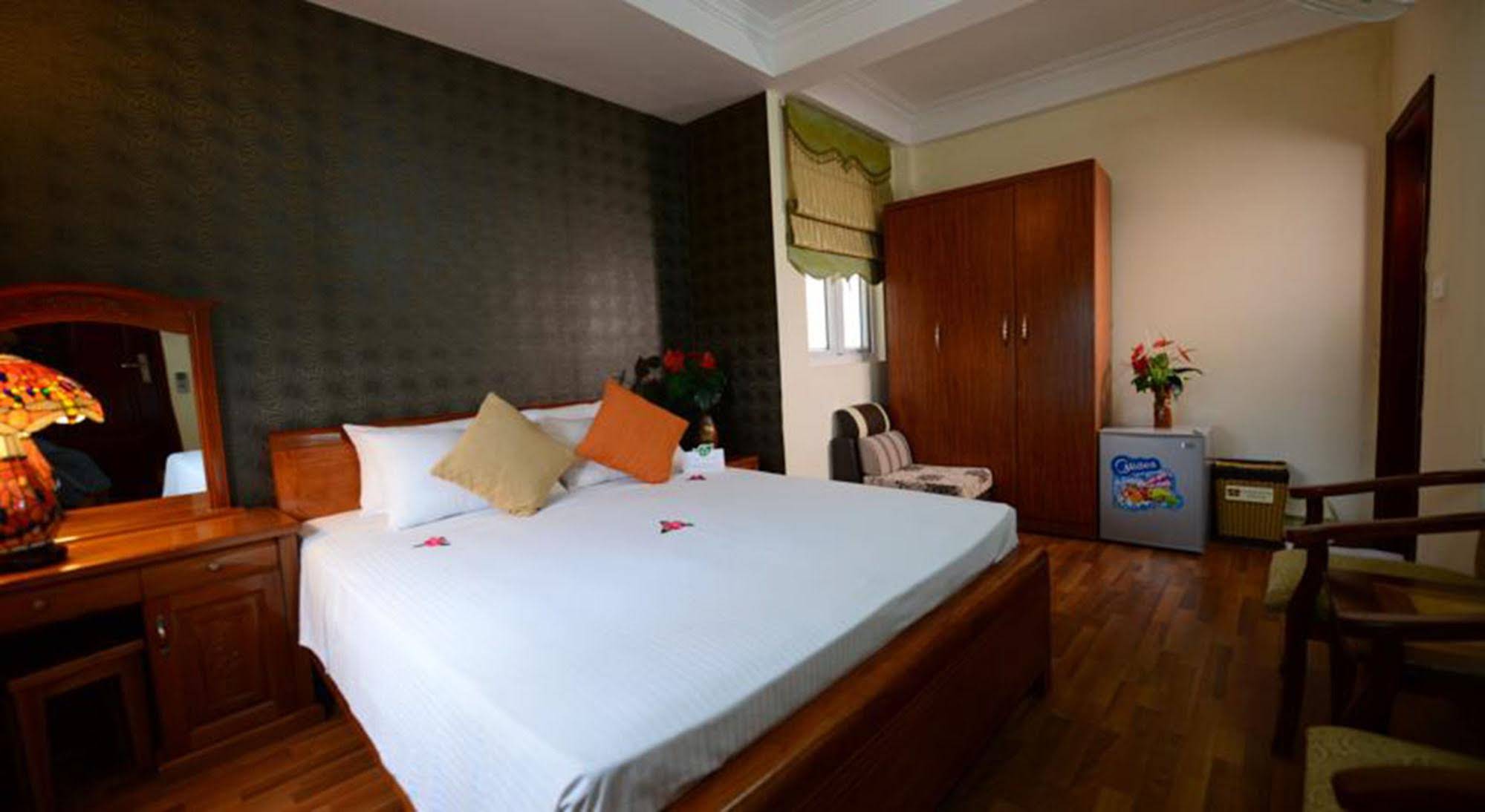Holiday Lakeview Hotel