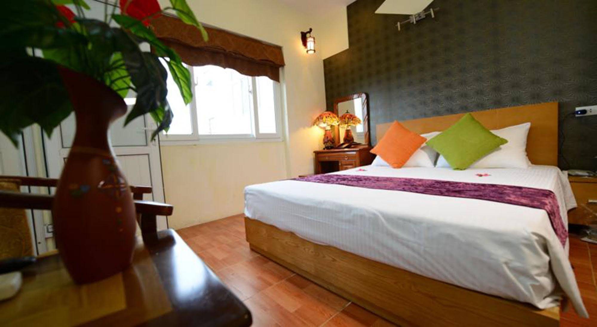Holiday Lakeview Hotel