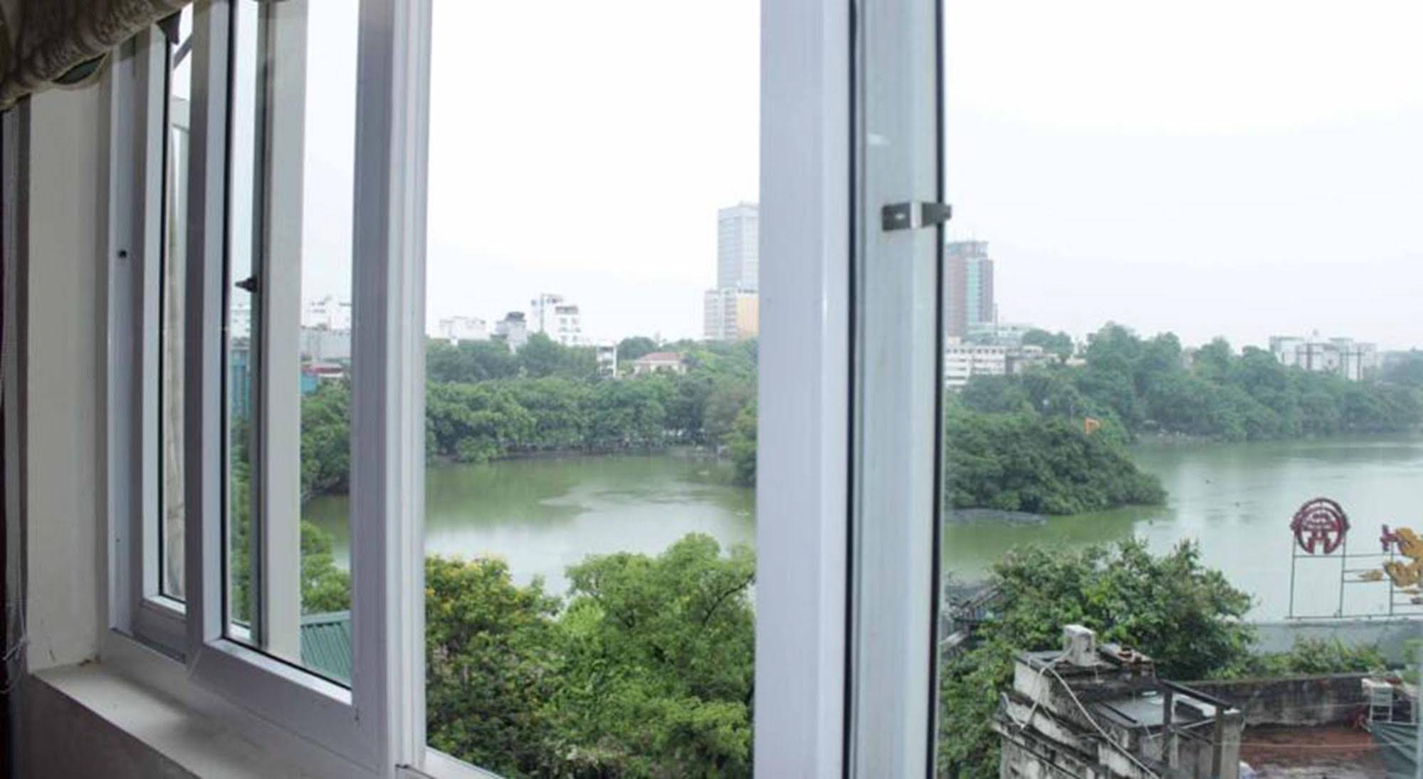Holiday Lakeview Hotel