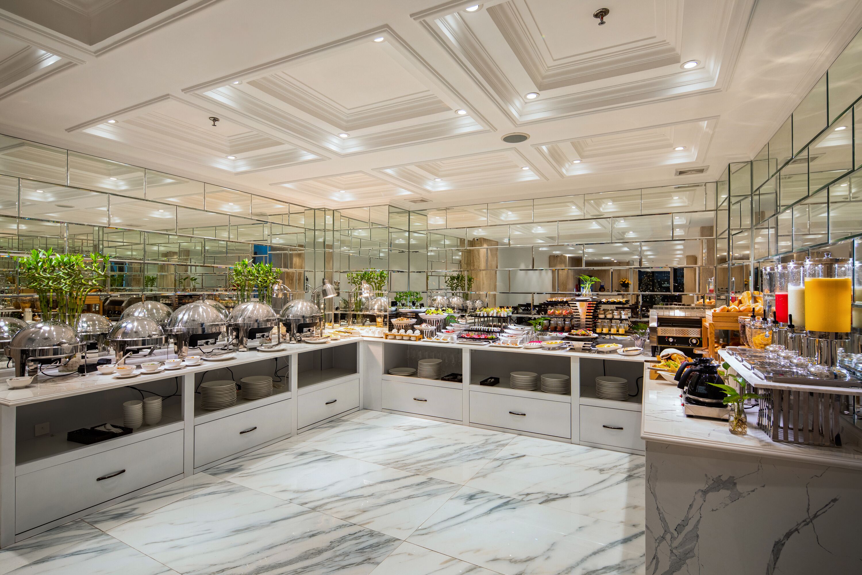 May De Ville Legend Hotel & Spa