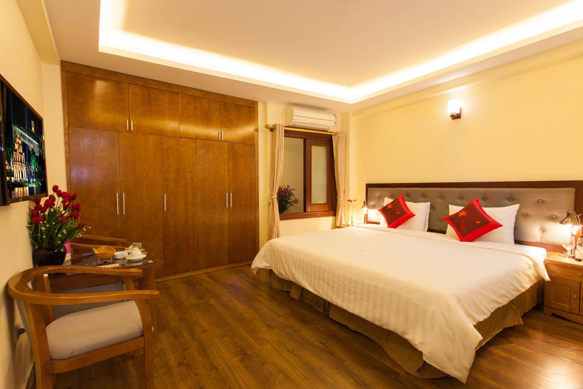 Queen Light Hotel