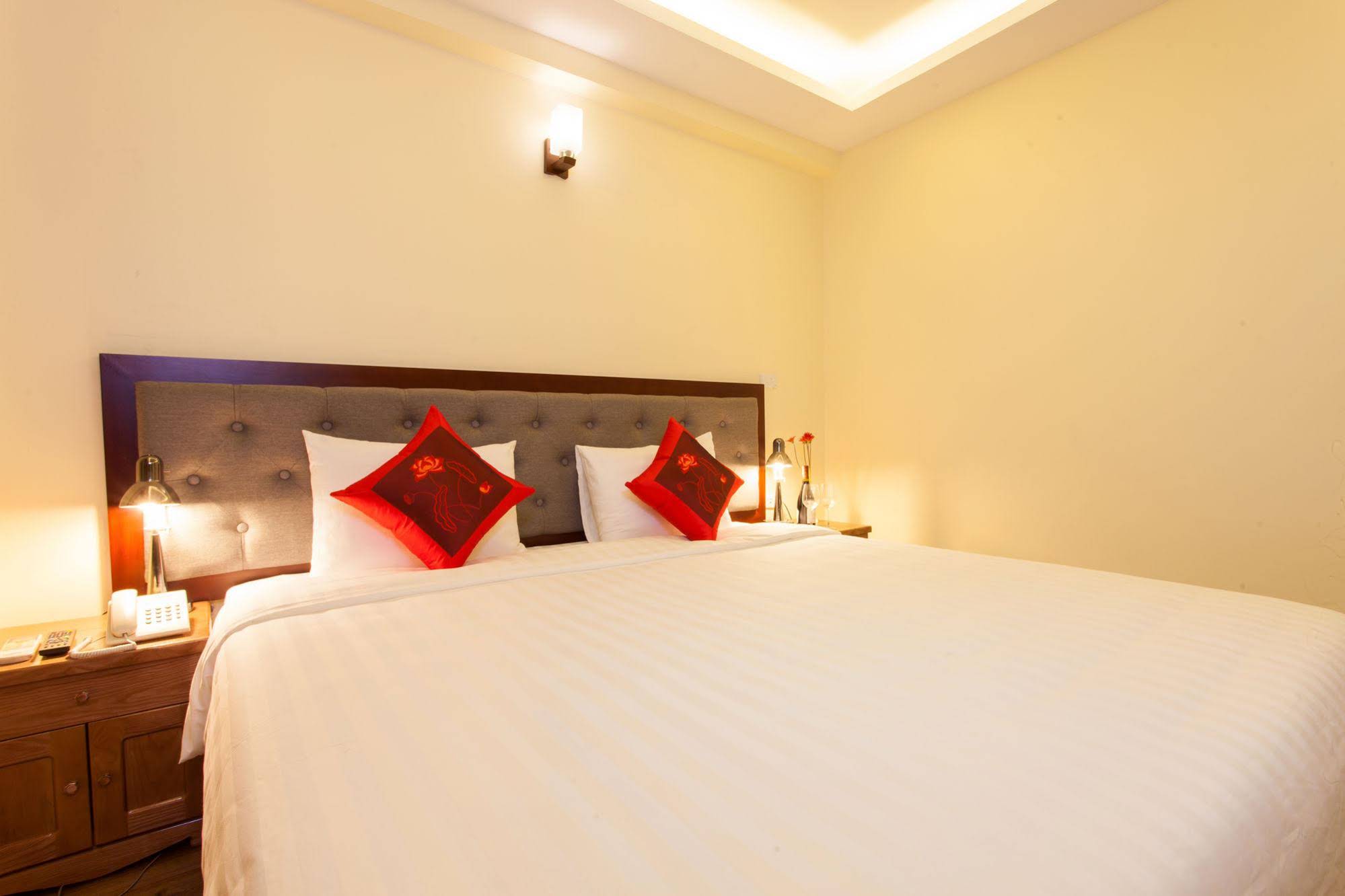 Queen Light Hotel