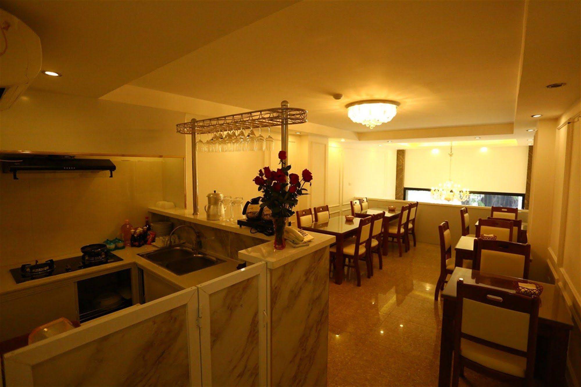 Queen Light Hotel