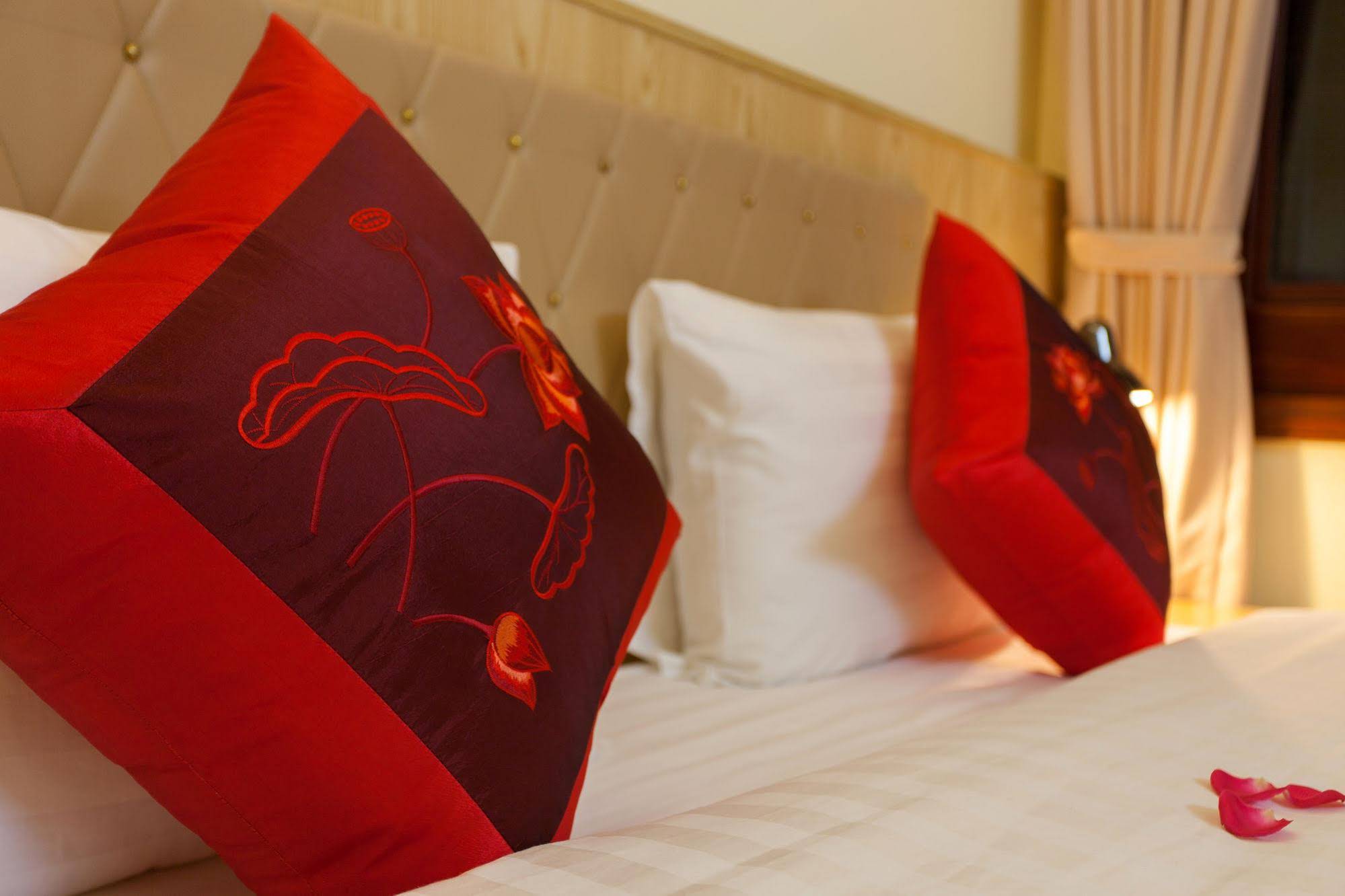 Queen Light Hotel