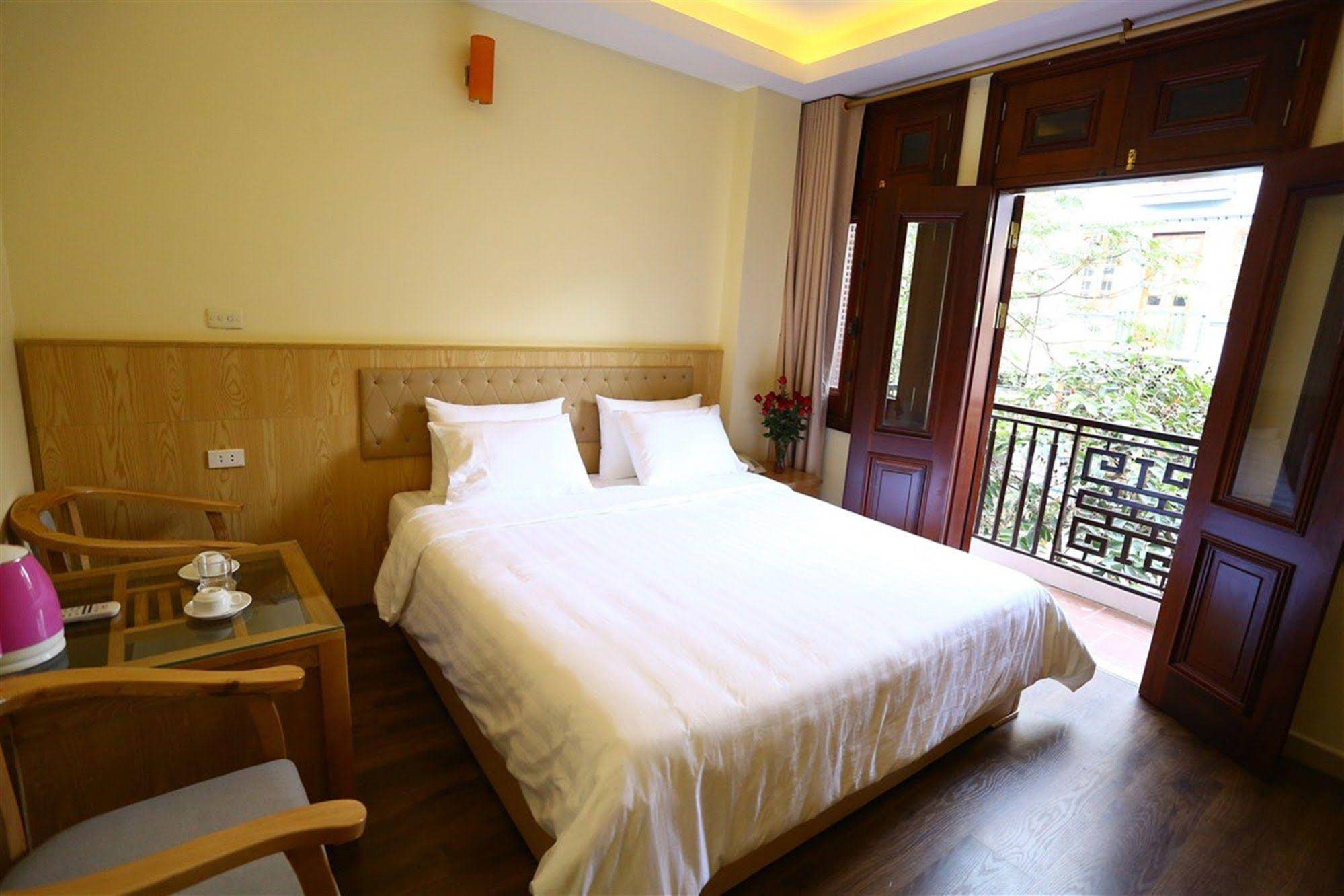 Queen Light Hotel