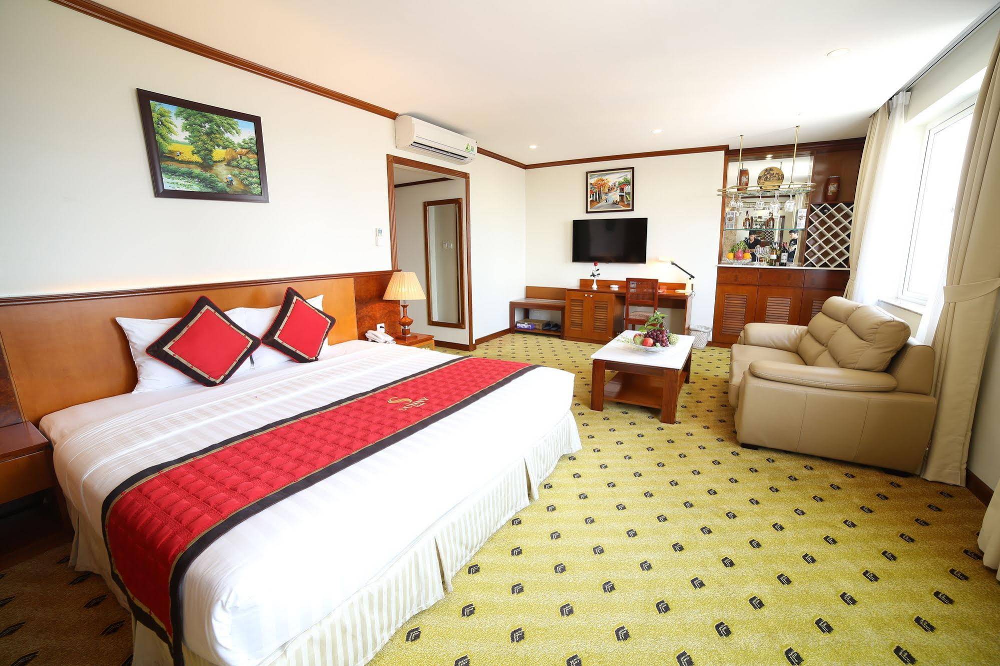 Sunny Hotel 1