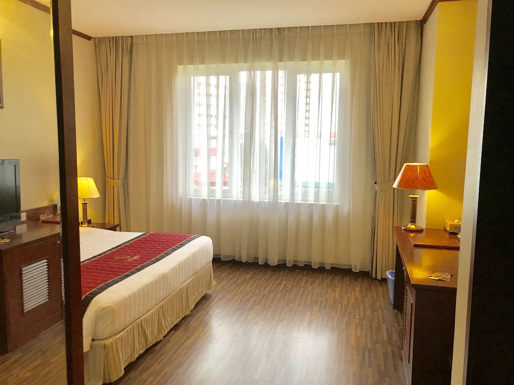 Sunny Hotel 2