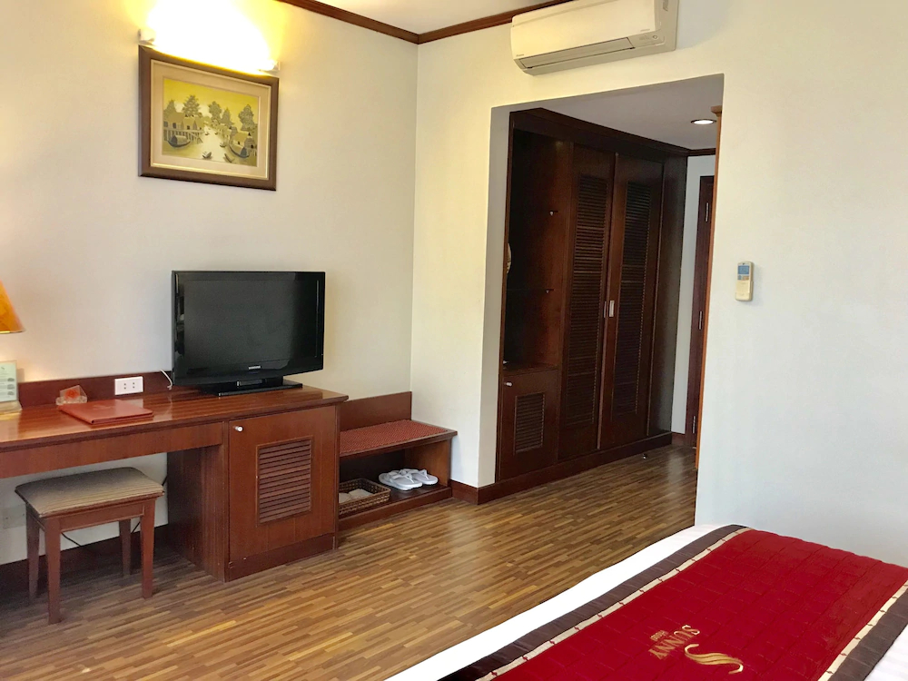 Sunny Hotel 2