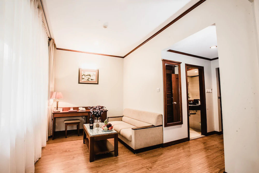 Sunny Hotel 2