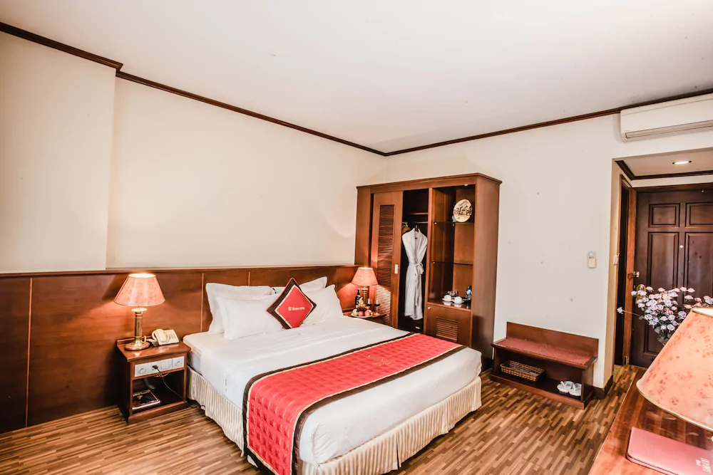 Sunny Hotel 2