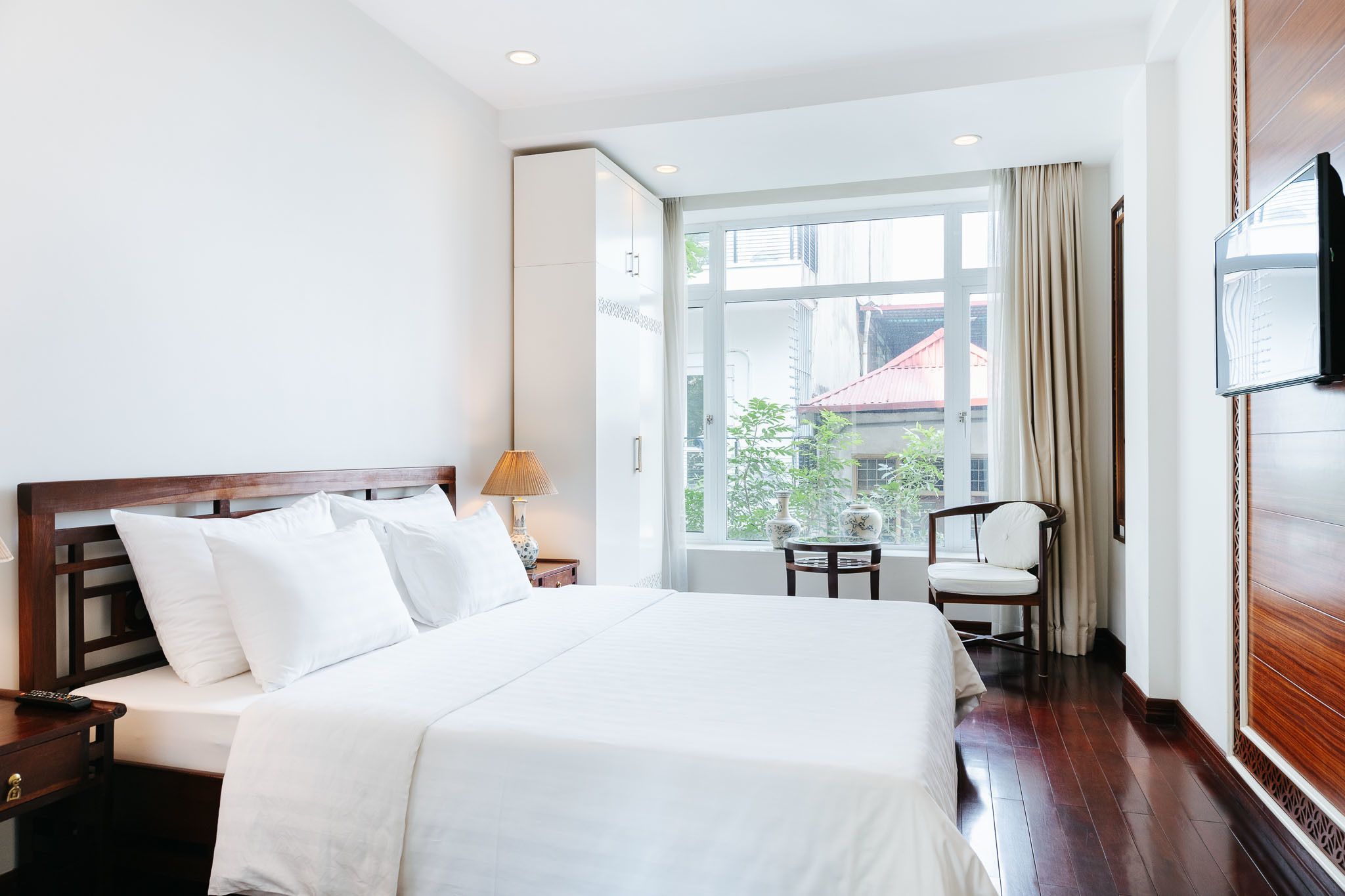 VietHome-Doorstep to Hoan Kiem Lake