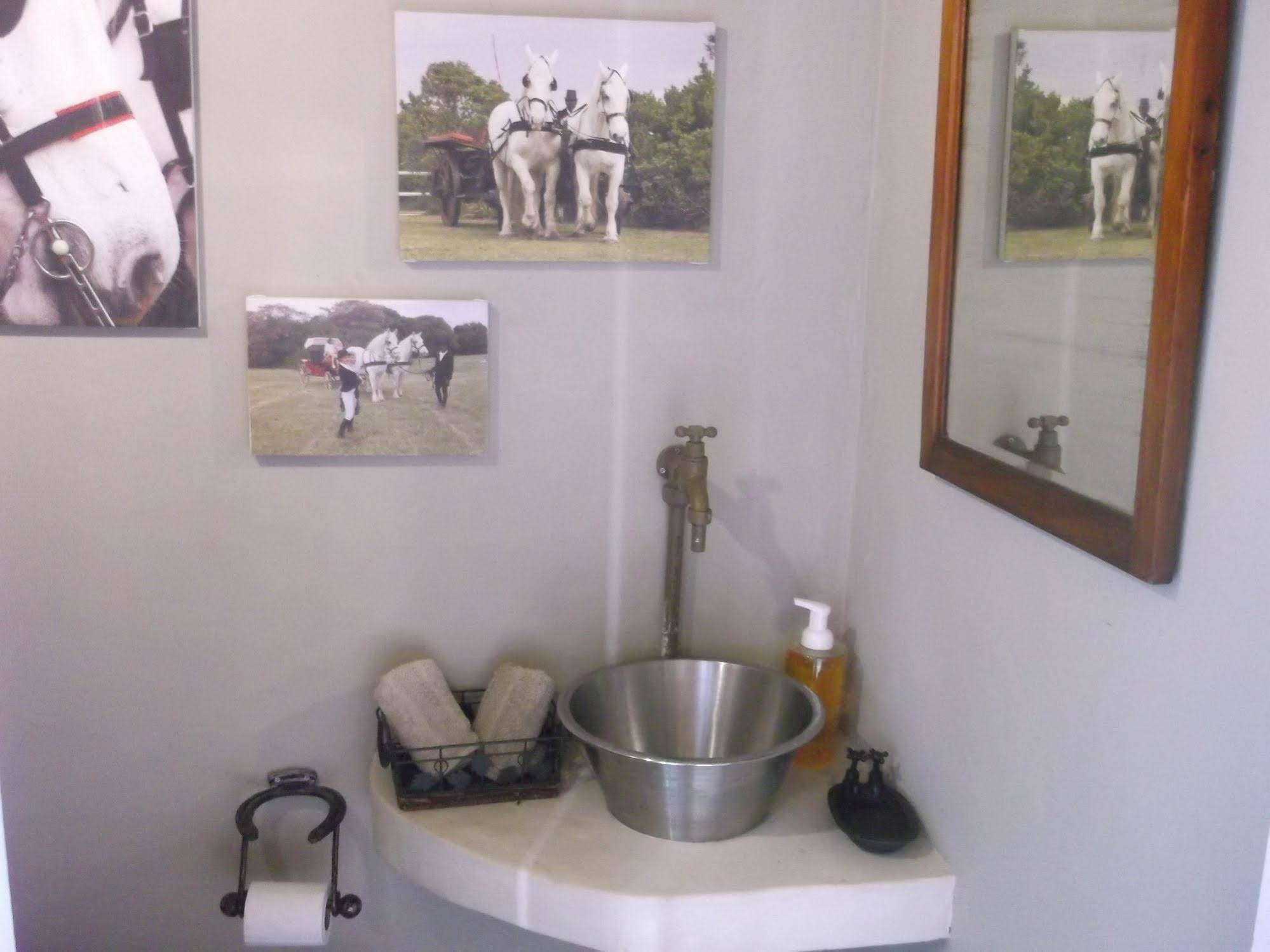 T'Niqua Stable Inn