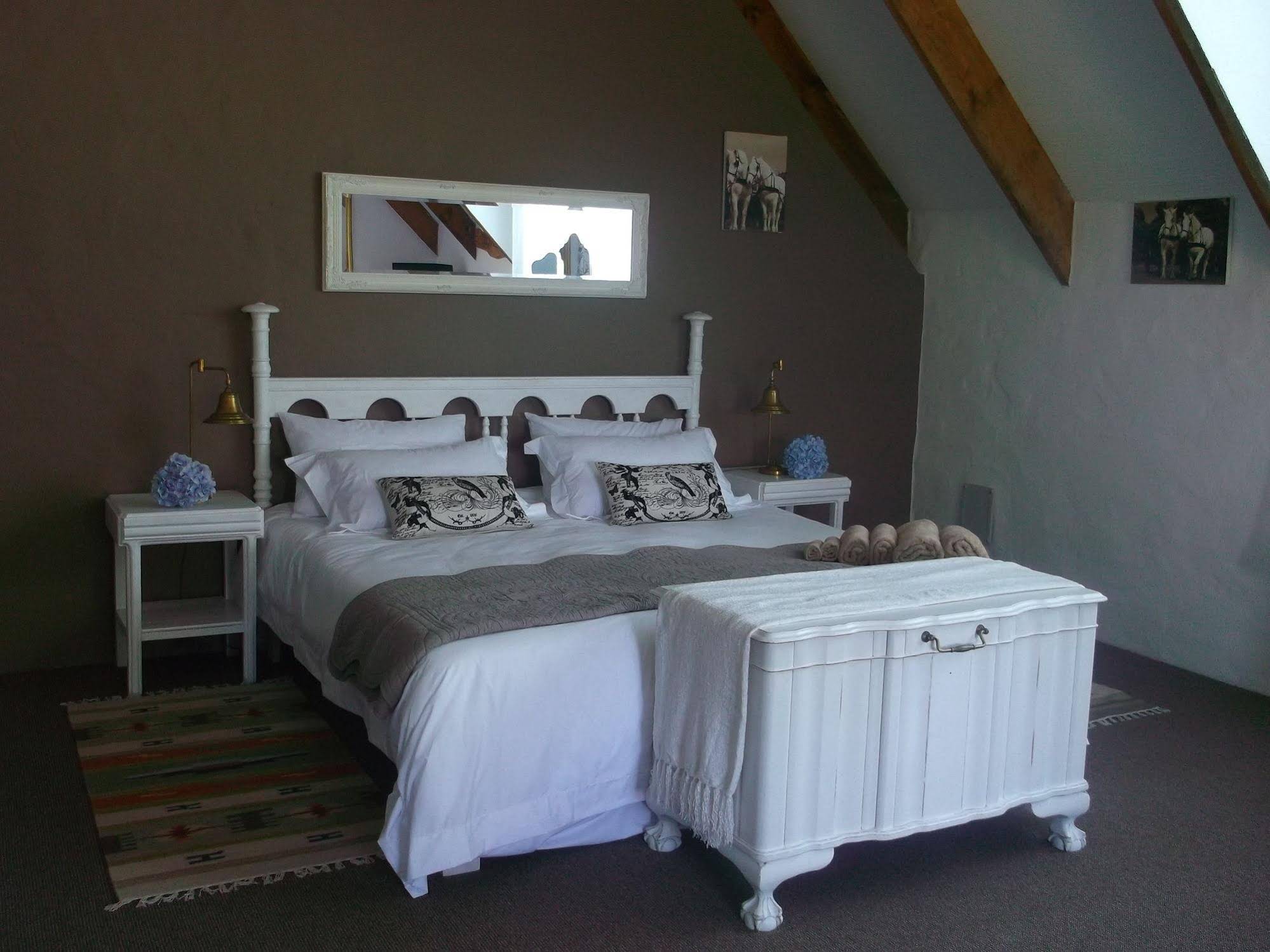 T'Niqua Stable Inn