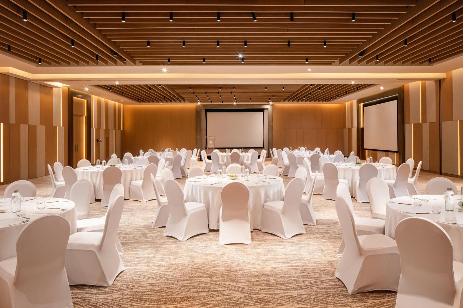 Holiday Inn & Suites Dubai Science Park Holiday Inn & Suites Dubai Science Park