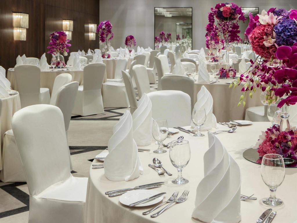 Pullman Dubai Creek City Centre Hotel