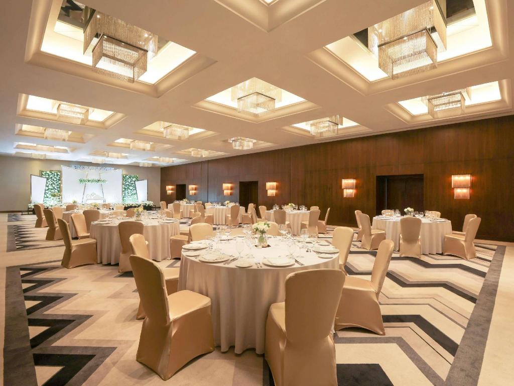 Pullman Dubai Creek City Centre Hotel