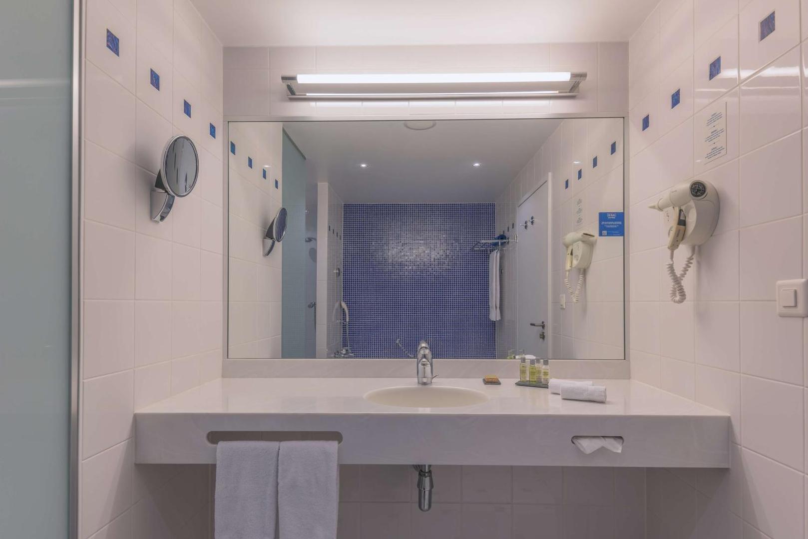 Hilton Geneva Hotel & Conference Centre Hilton Geneva Hotel & Conference Centre