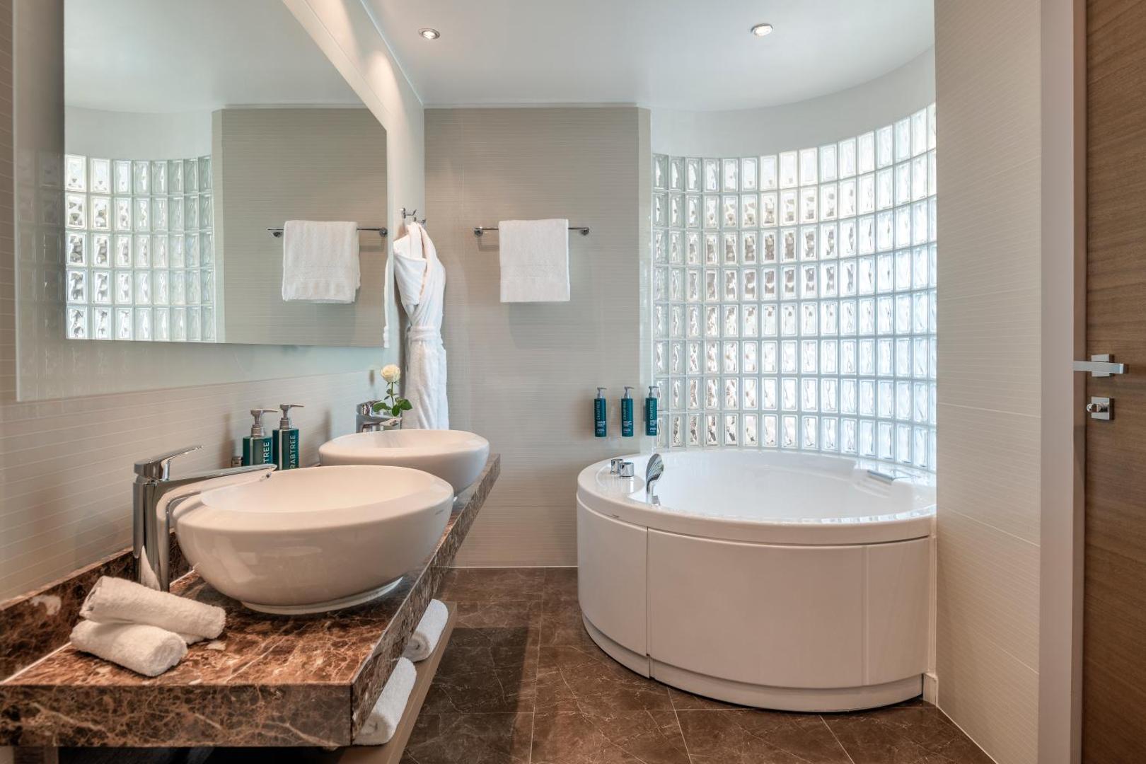 Hilton Geneva Hotel & Conference Centre Hilton Geneva Hotel & Conference Centre