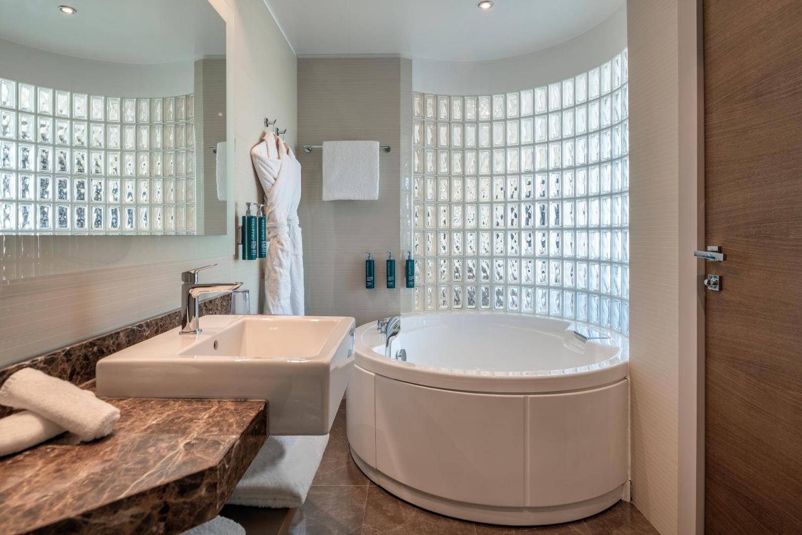 Hilton Geneva Hotel & Conference Centre Hilton Geneva Hotel & Conference Centre