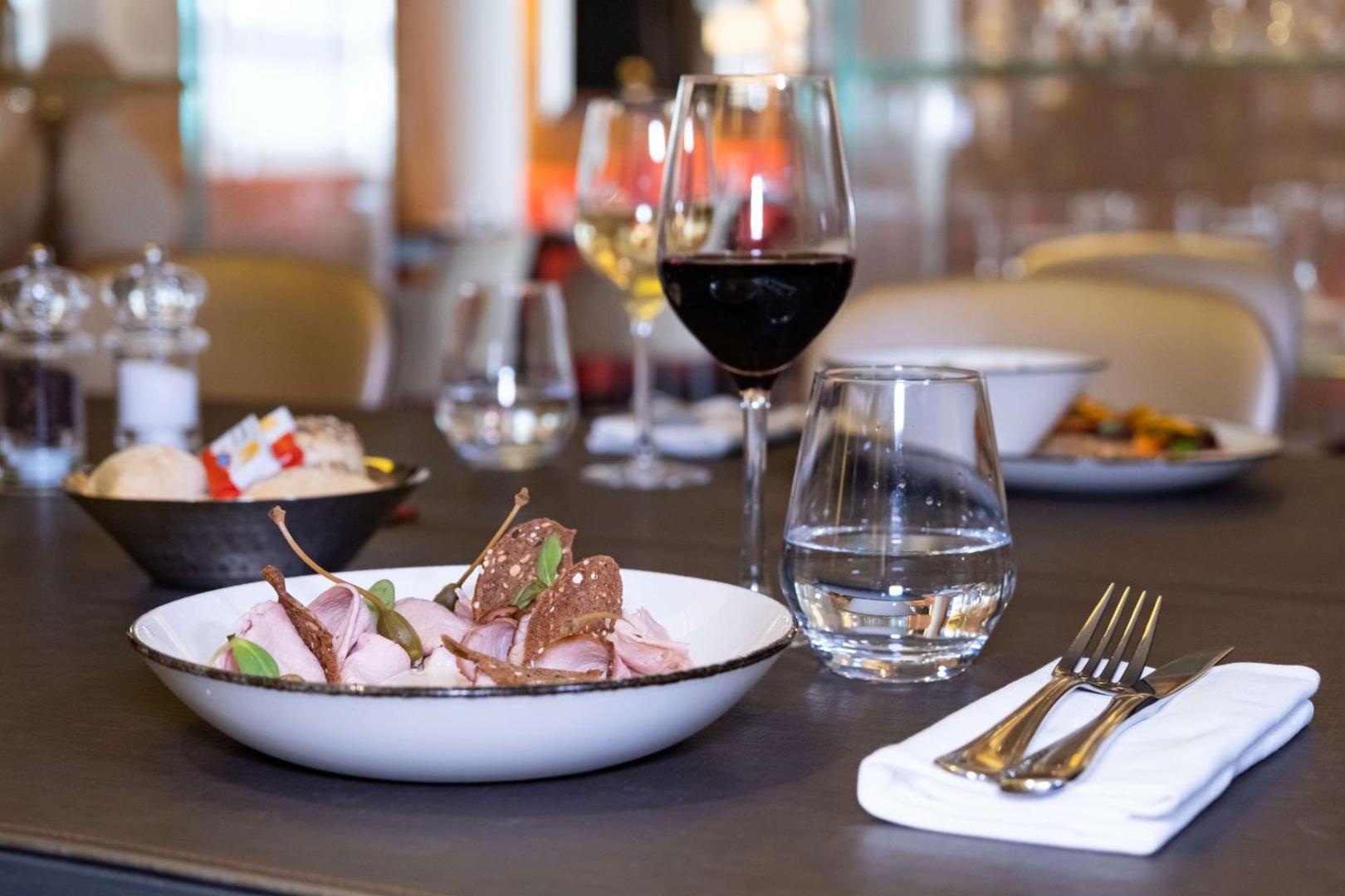 Hilton Geneva Hotel & Conference Centre Hilton Geneva Hotel & Conference Centre