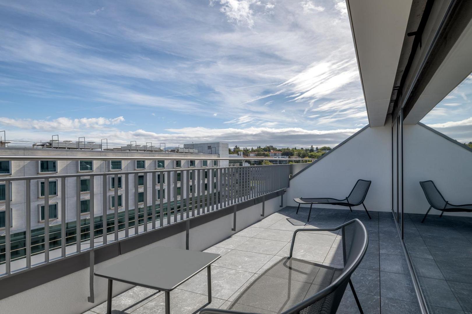 Hilton Geneva Hotel & Conference Centre Hilton Geneva Hotel & Conference Centre