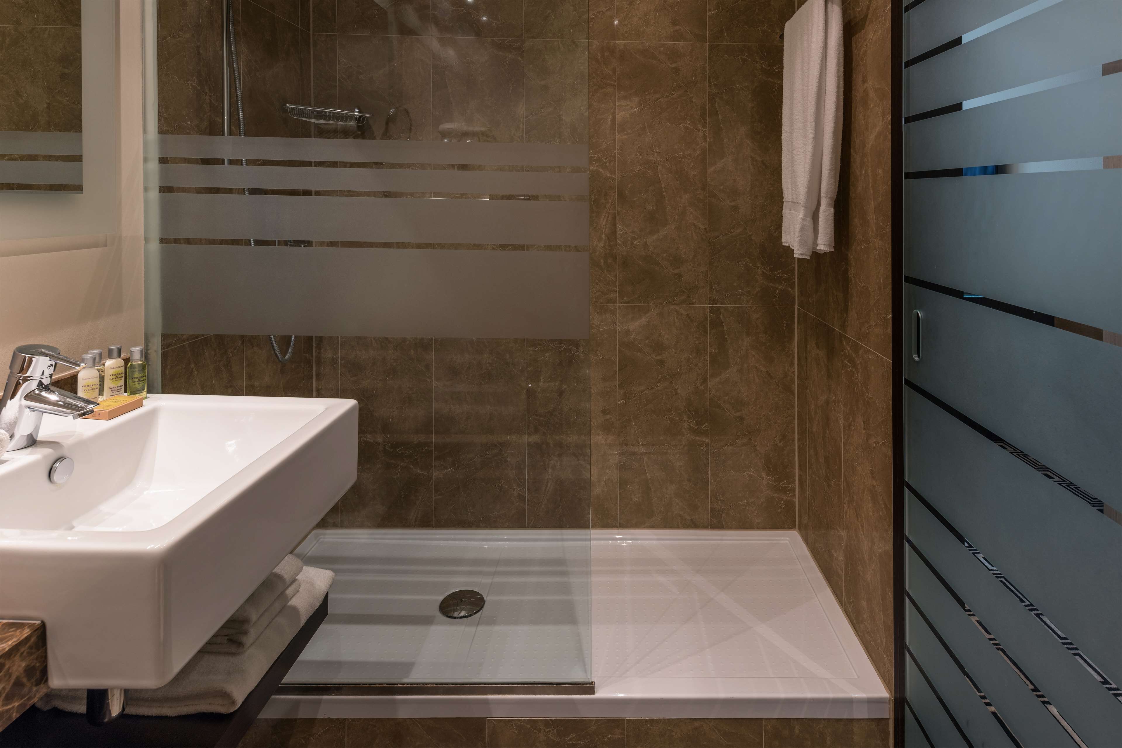 Hilton Geneva Hotel & Conference Centre Hilton Geneva Hotel & Conference Centre