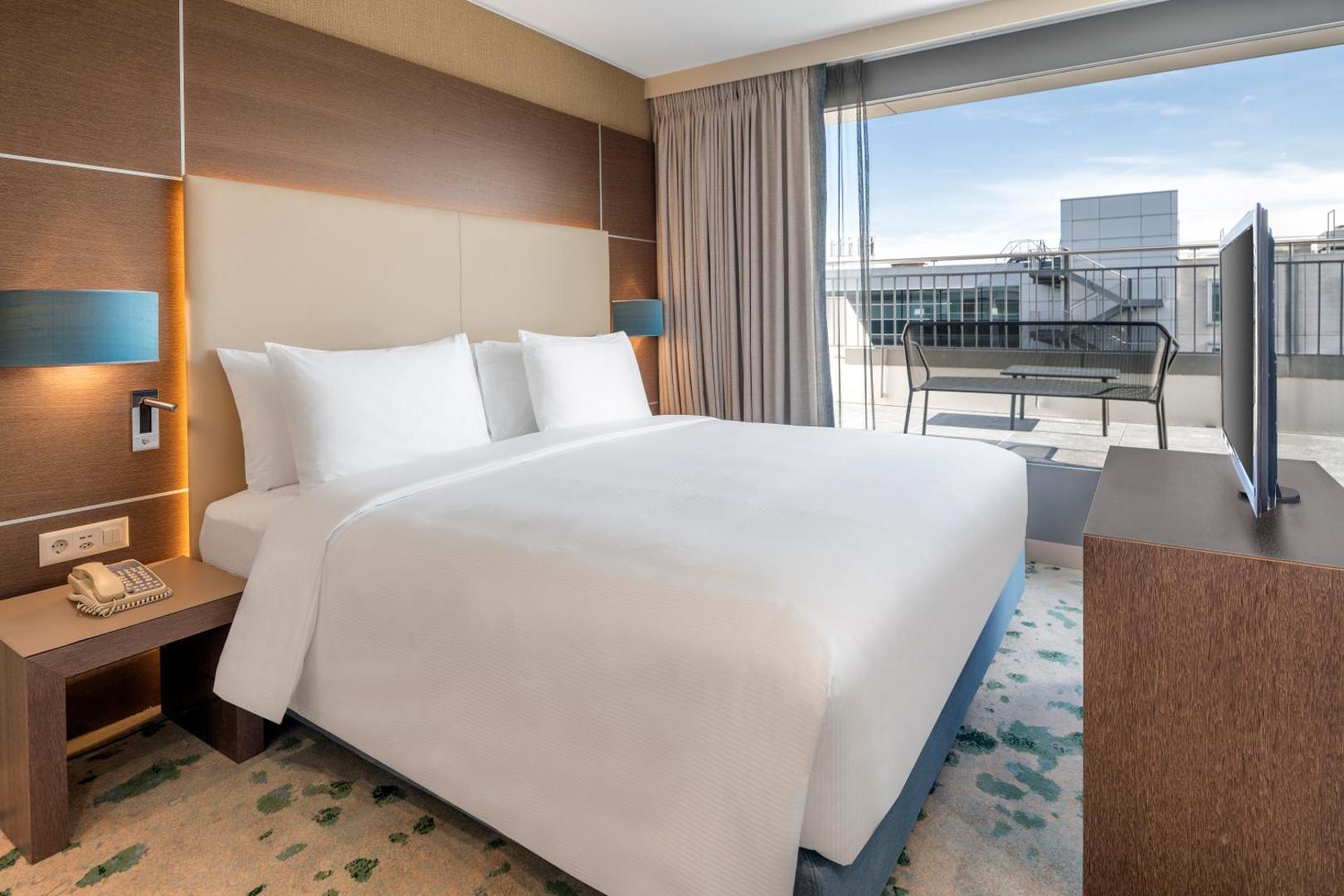 Hilton Geneva Hotel & Conference Centre Hilton Geneva Hotel & Conference Centre