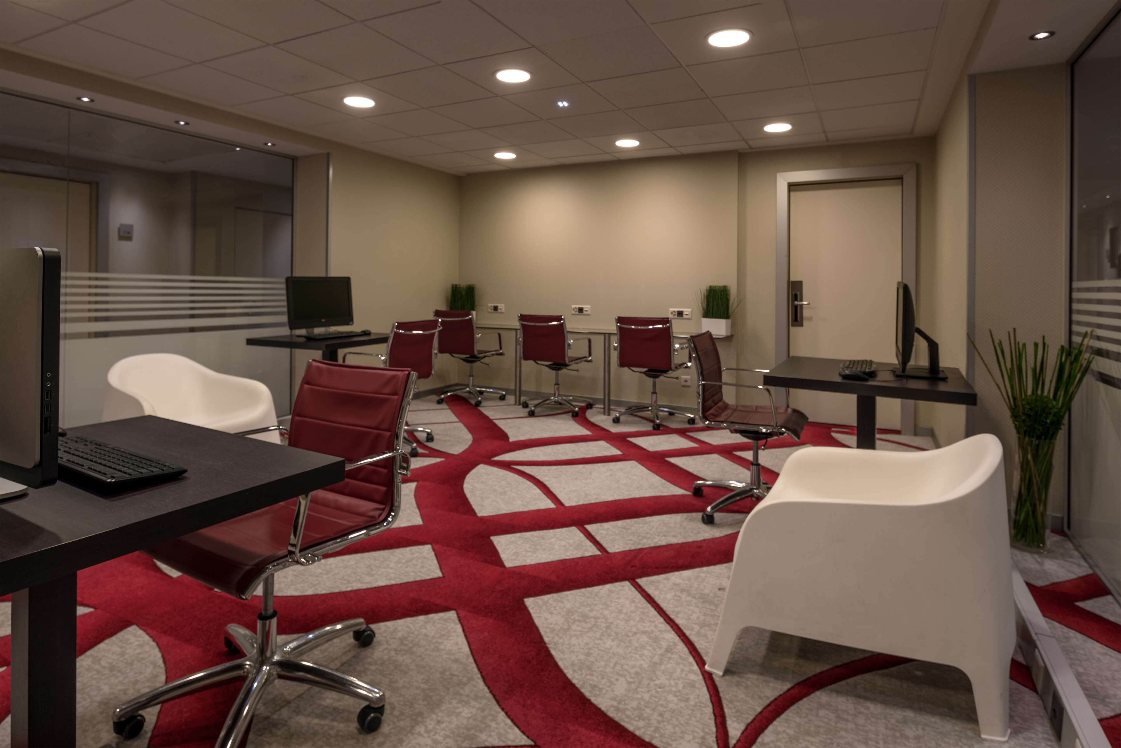 Hilton Geneva Hotel & Conference Centre Hilton Geneva Hotel & Conference Centre