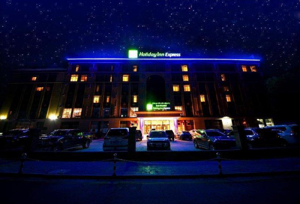 Holiday Inn Express Lhasa Potala Palace Holiday Inn Express Lhasa Potala Palace