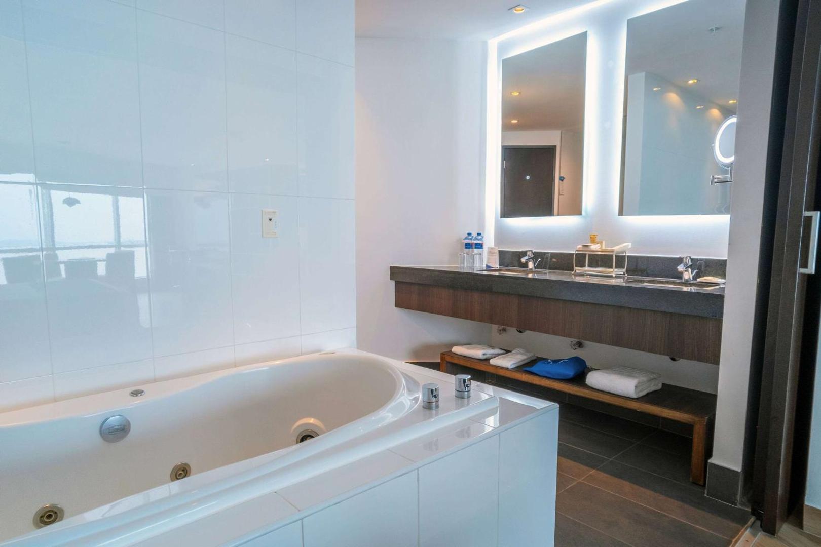 Wyndham Guayaquil Puerto Santa Ana Wyndham Guayaquil Puerto Santa Ana