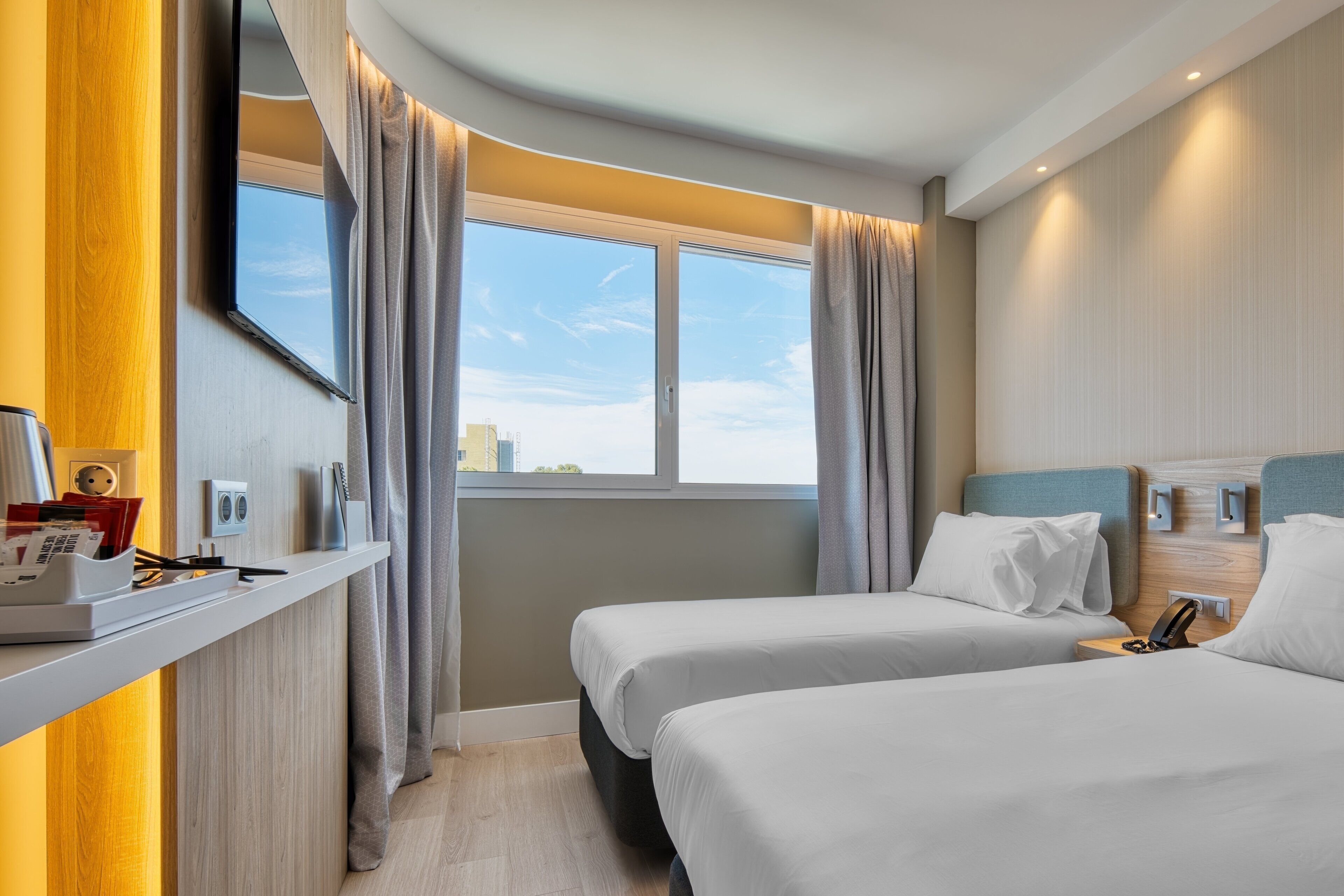 Holiday Inn Express Madrid Airport Holiday Inn Express Madrid Airport
