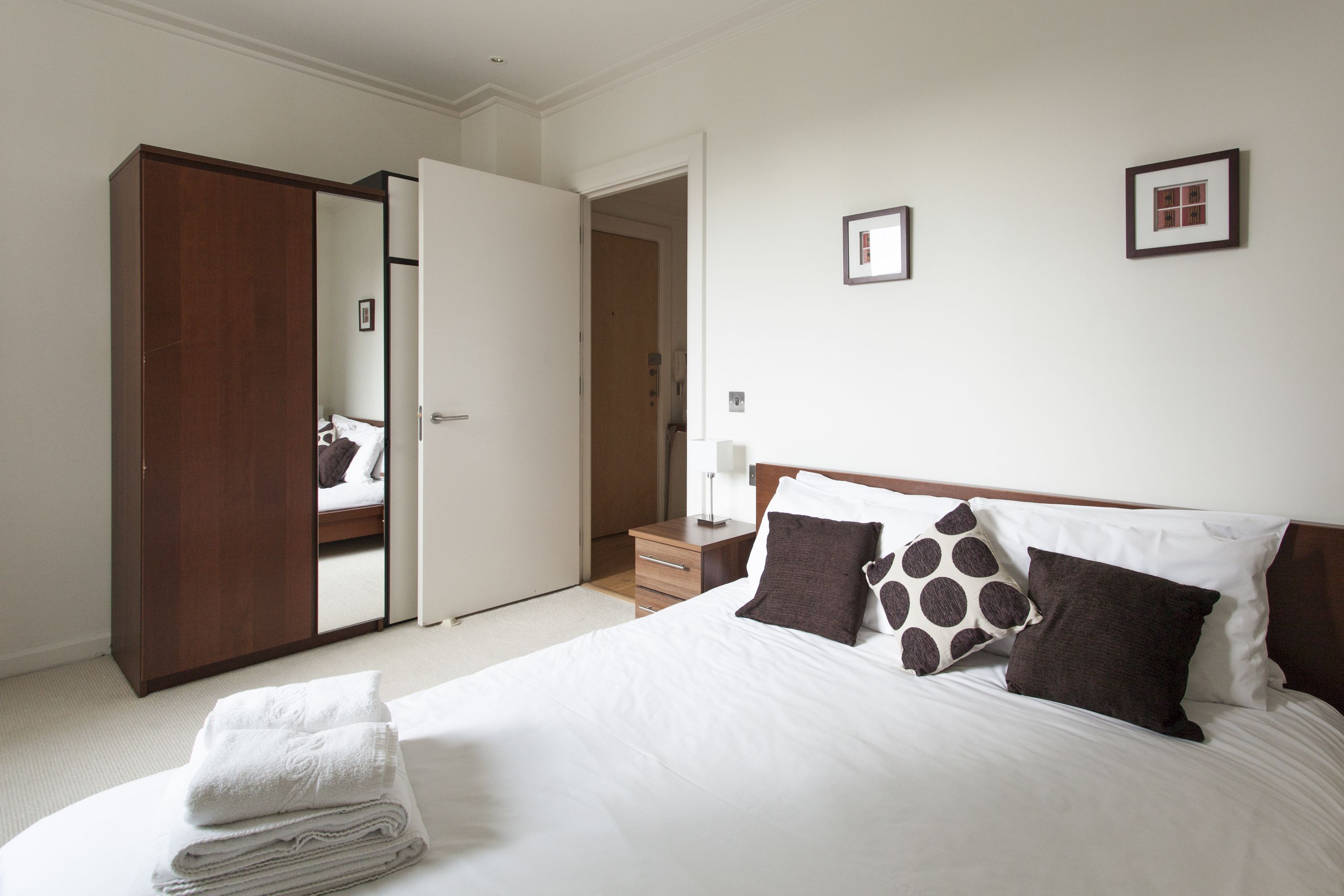 Discovery Dock Apartments East Discovery Dock Apartments East