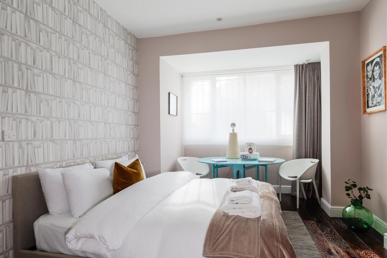 The Knaresborough by Aura Collection