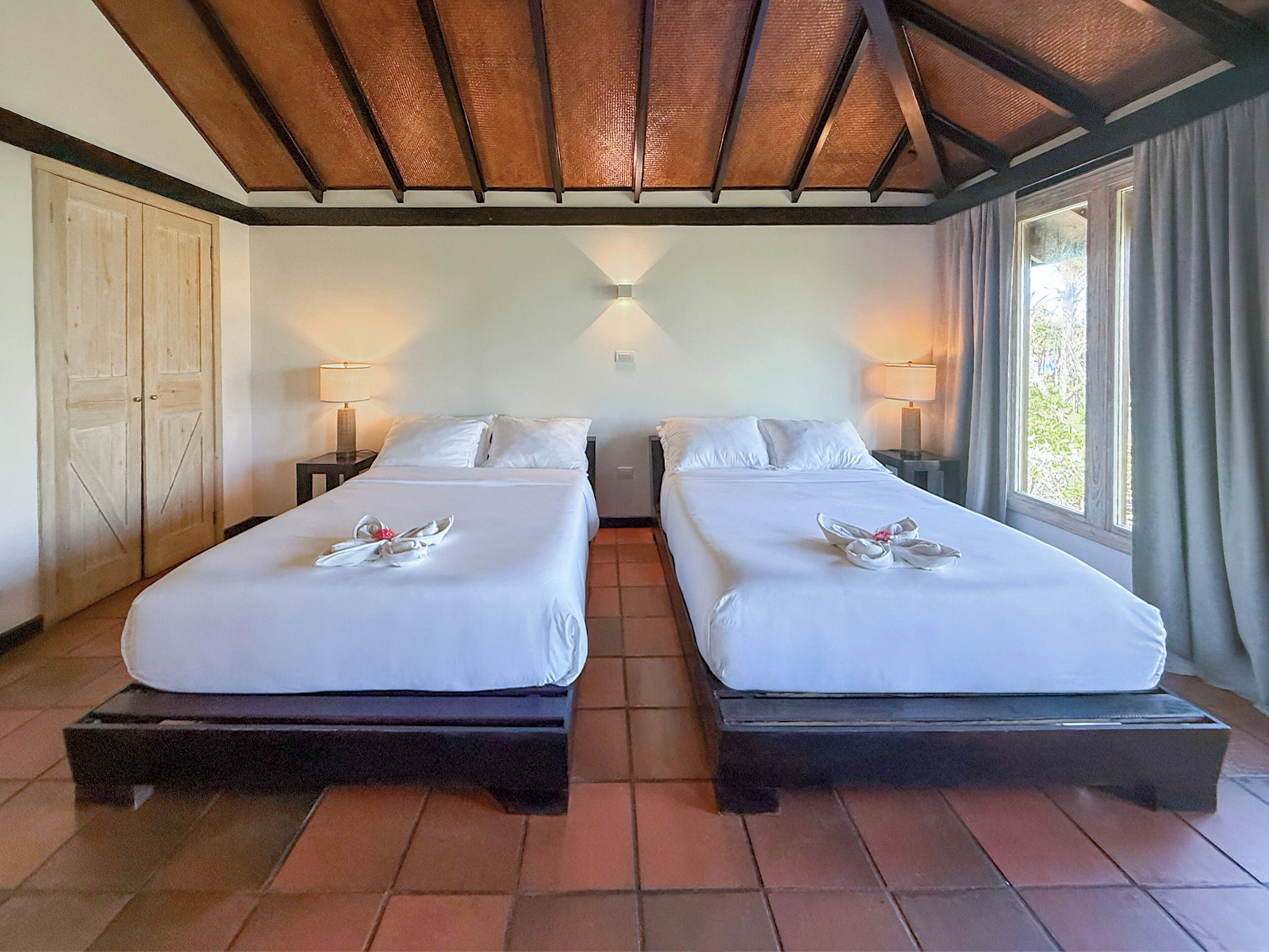 Hotel Roatán Media Luna Resort Affiliated by Meliá Hotel Roatán Media Luna Resort Affiliated by Meliá