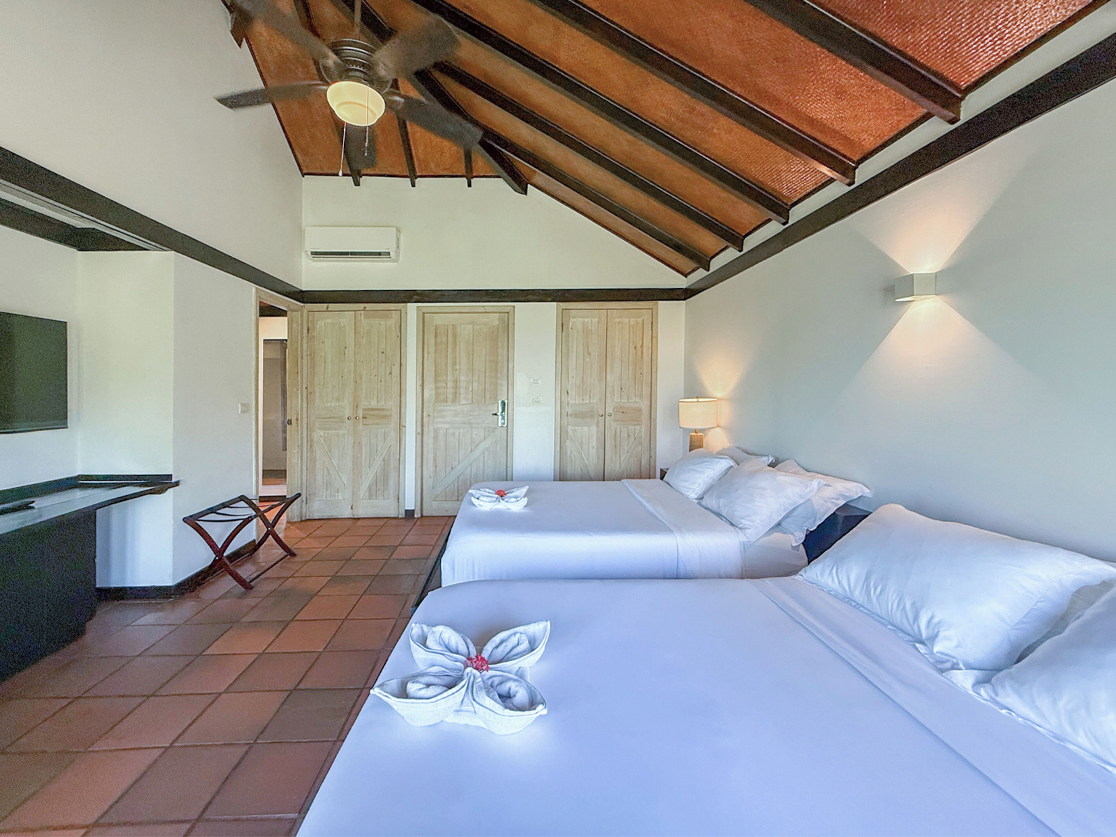 Hotel Roatán Media Luna Resort Affiliated by Meliá Hotel Roatán Media Luna Resort Affiliated by Meliá