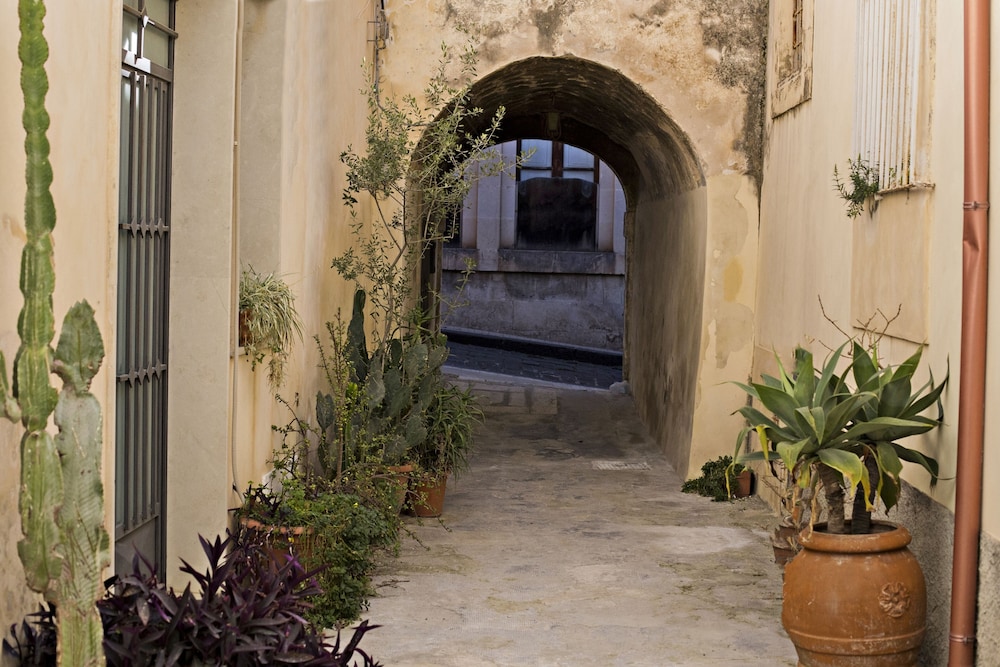 The Mansion of Heroes