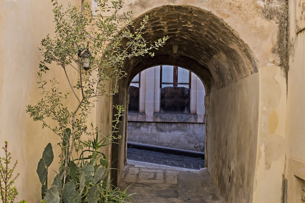 The Mansion of Heroes