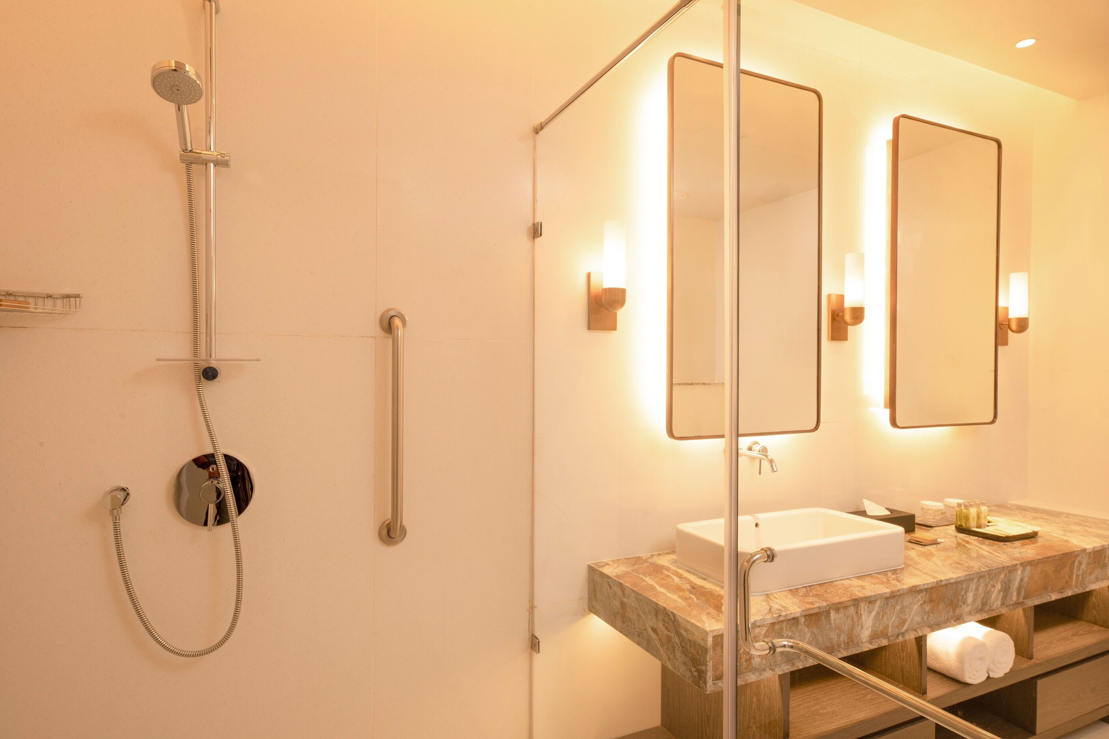 DoubleTree by Hilton Weerawila Rajawarna Resort