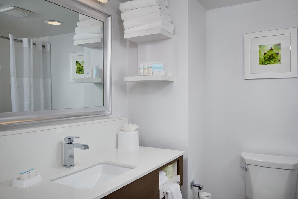 Hampton Inn & Suites Phoenix/Scottsdale on Shea Boulevard Hampton Inn & Suites Phoenix/Scottsdale on Shea Boulevard