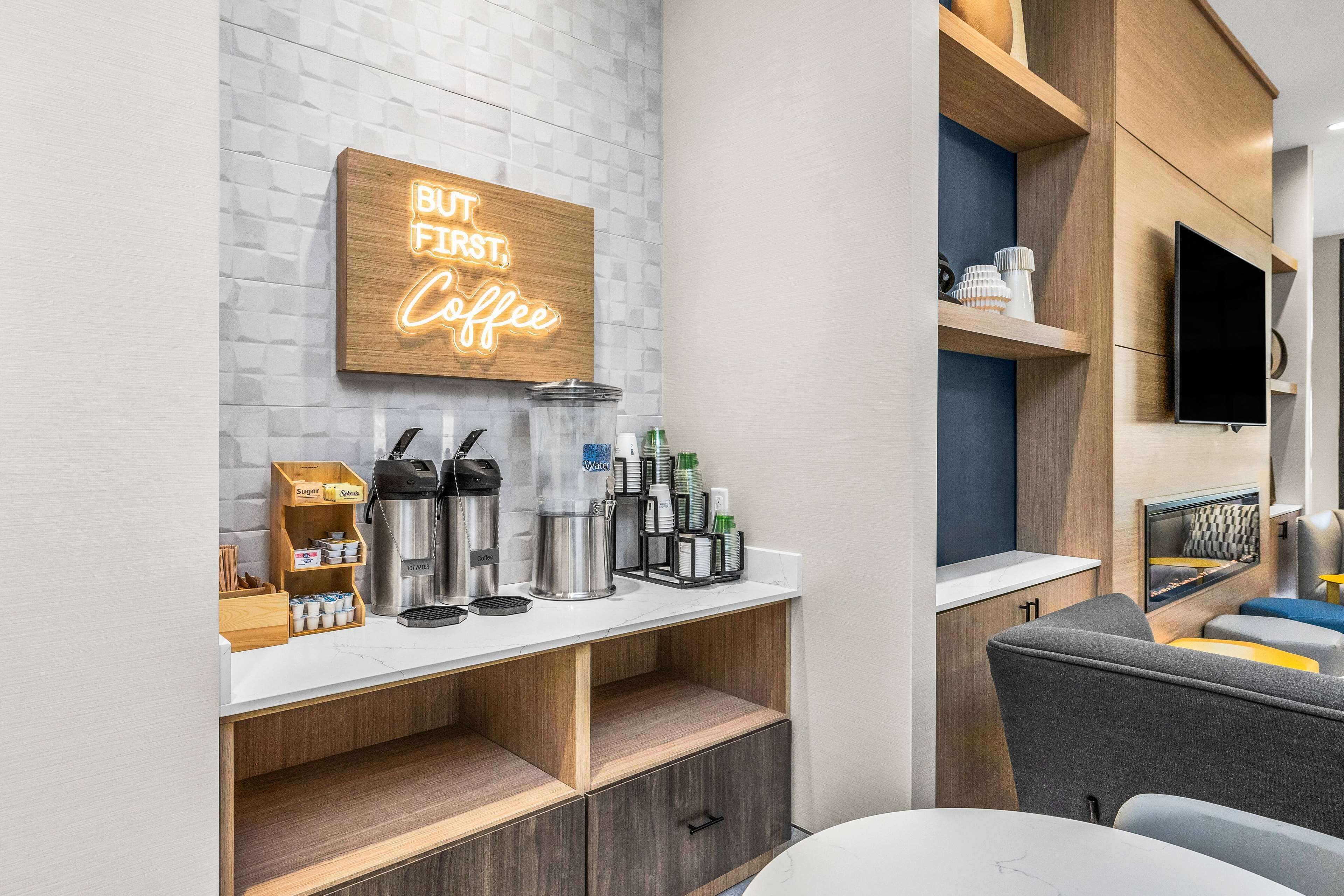 La Quinta Inn & Suites by Wyndham San Jose Airport-Downtown La Quinta Inn & Suites by Wyndham San Jose Airport-Downtown