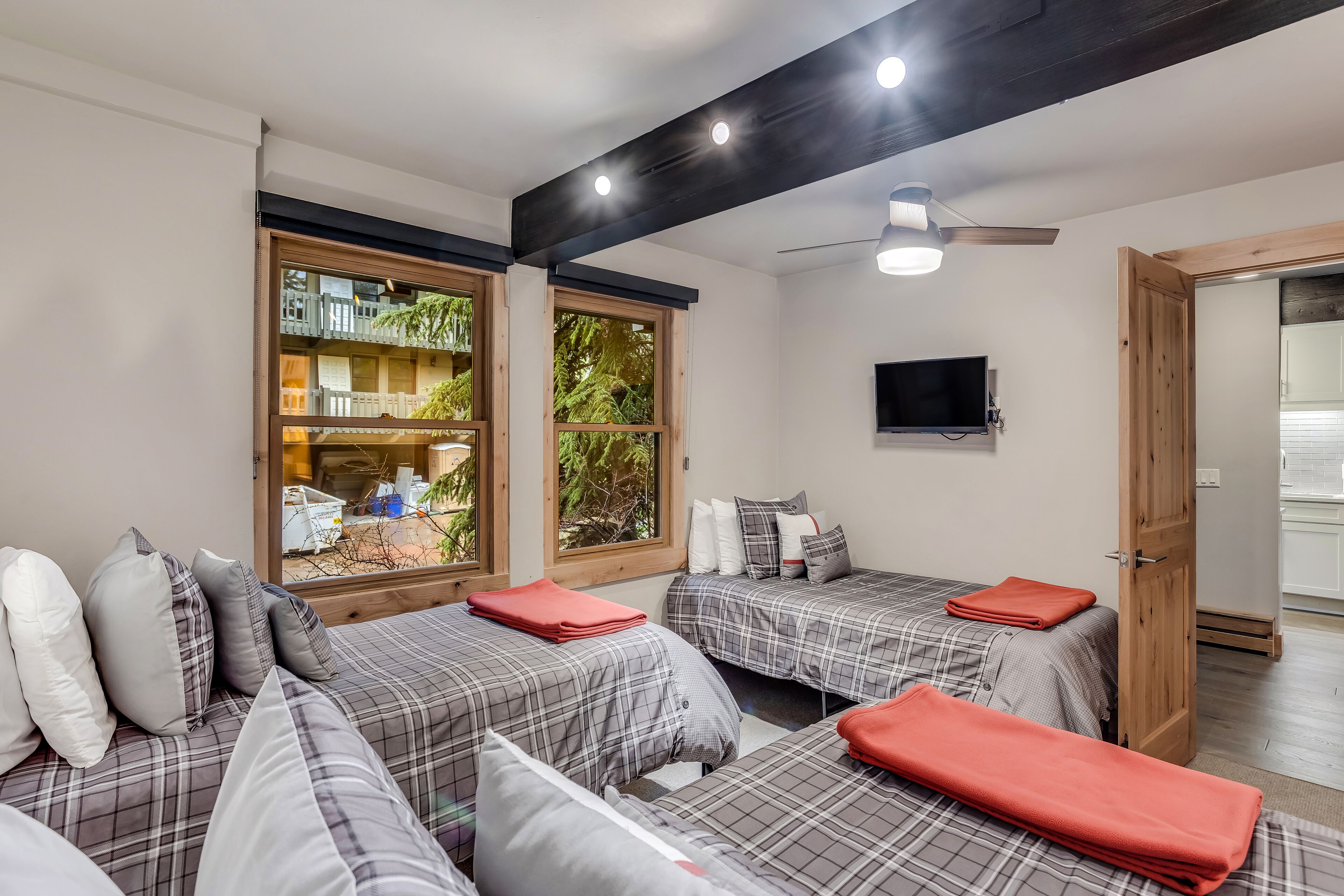 Laurelwood Condominiums Laurelwood Condominiums